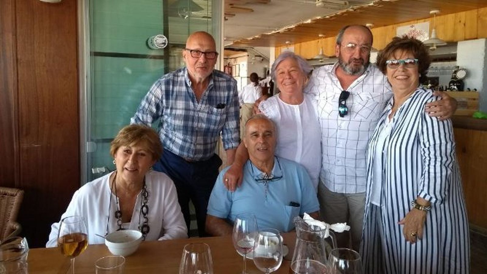 La homenajeada Julia Román con Ana Faccio, Antonio Montes, Antonio Padillo, Juan León y Ana Partida, durante el almuerzo celebrado en Bebo los Vientos