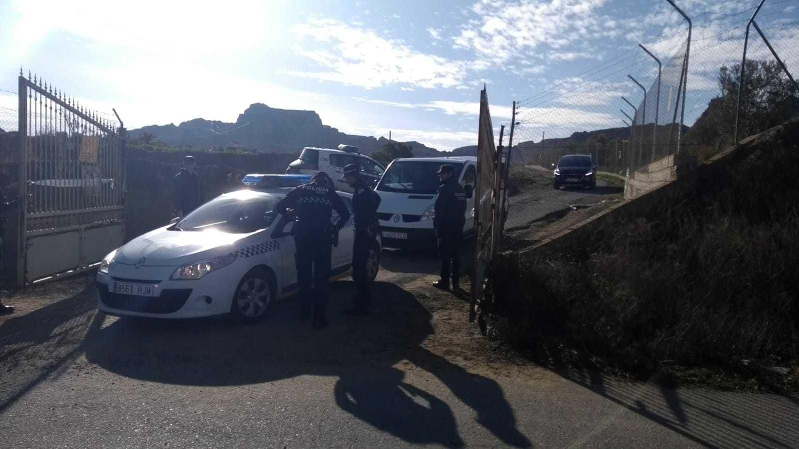Agentes de la Guardia Civil inspeccionan la pirotécnica de Guadix donde se produjo la explosión