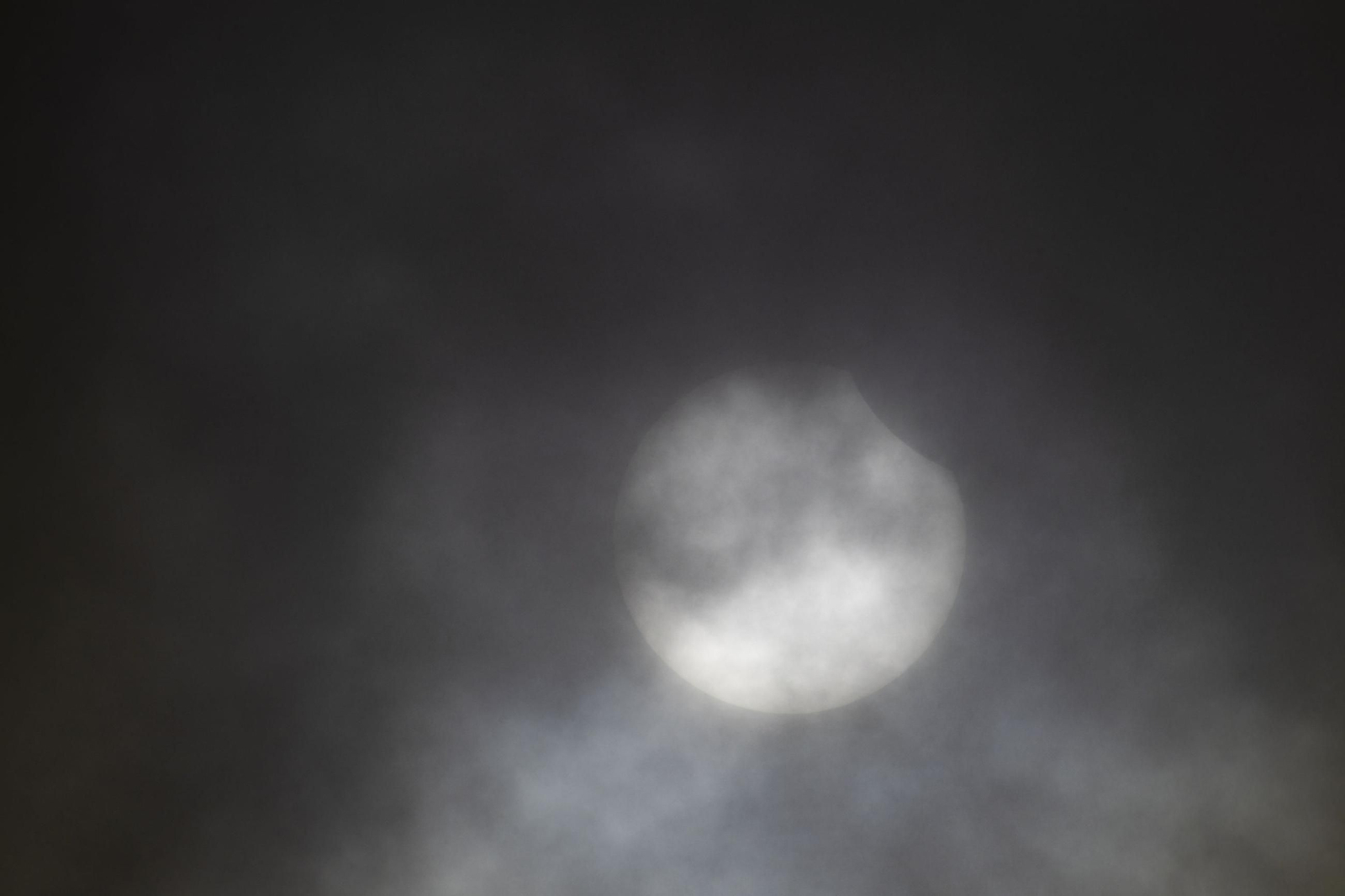 Las mejores imágenes del eclipse solar parcial que se ha podido ver desde Andalucía