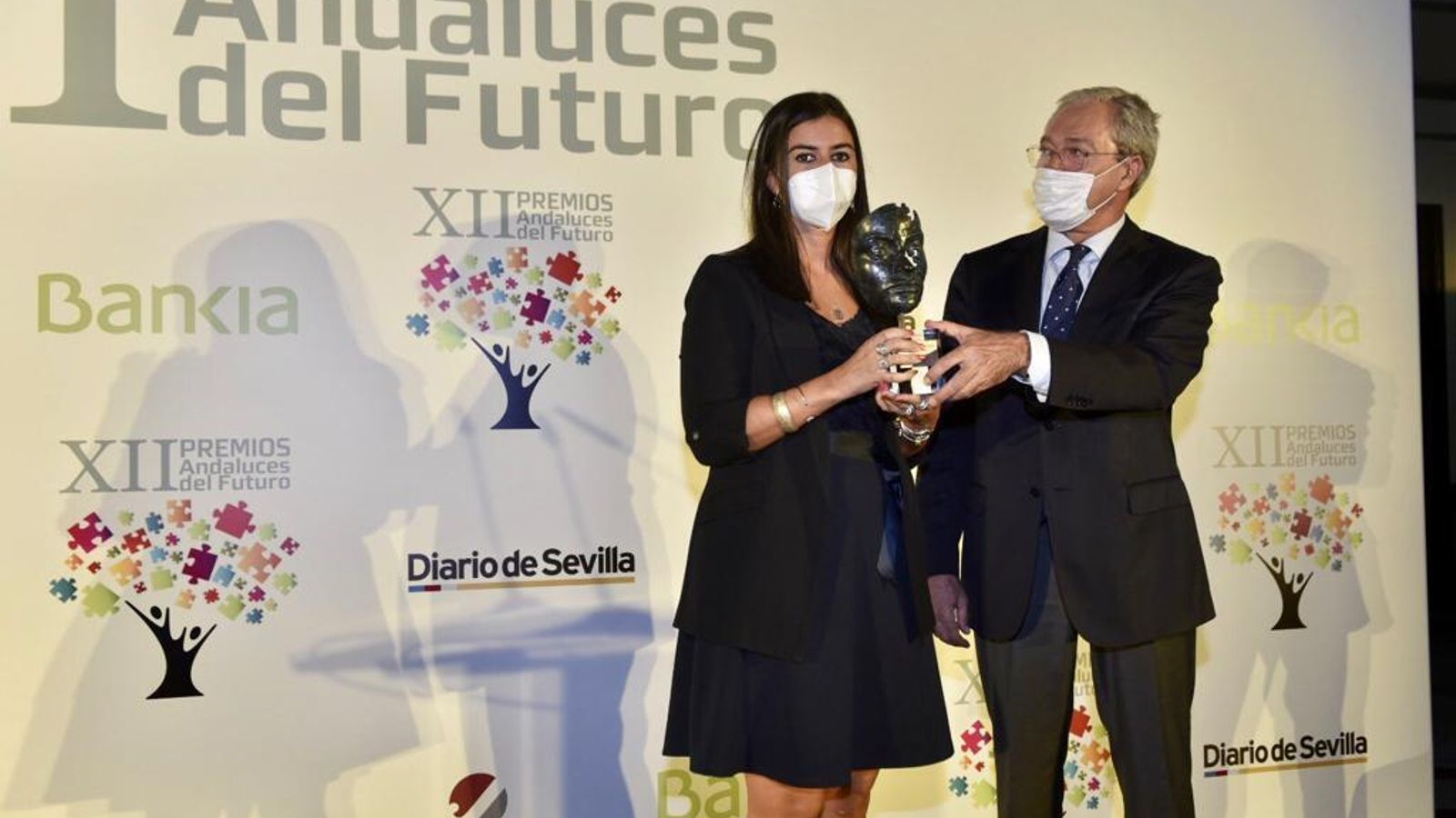 El consejero Rogelio Velasco entrega el premio de Ciencia a Marina Murillo.