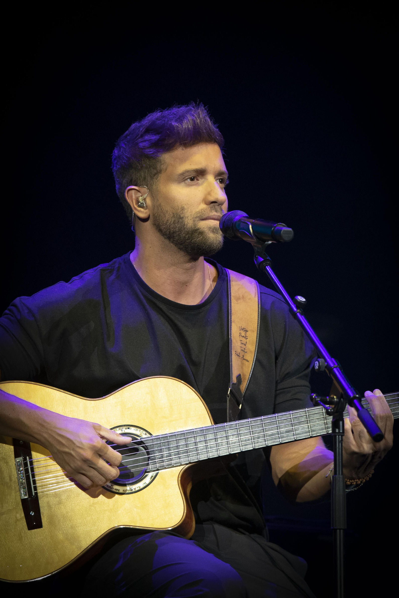 Alborán en plena interpretación acompañado por su guitarra