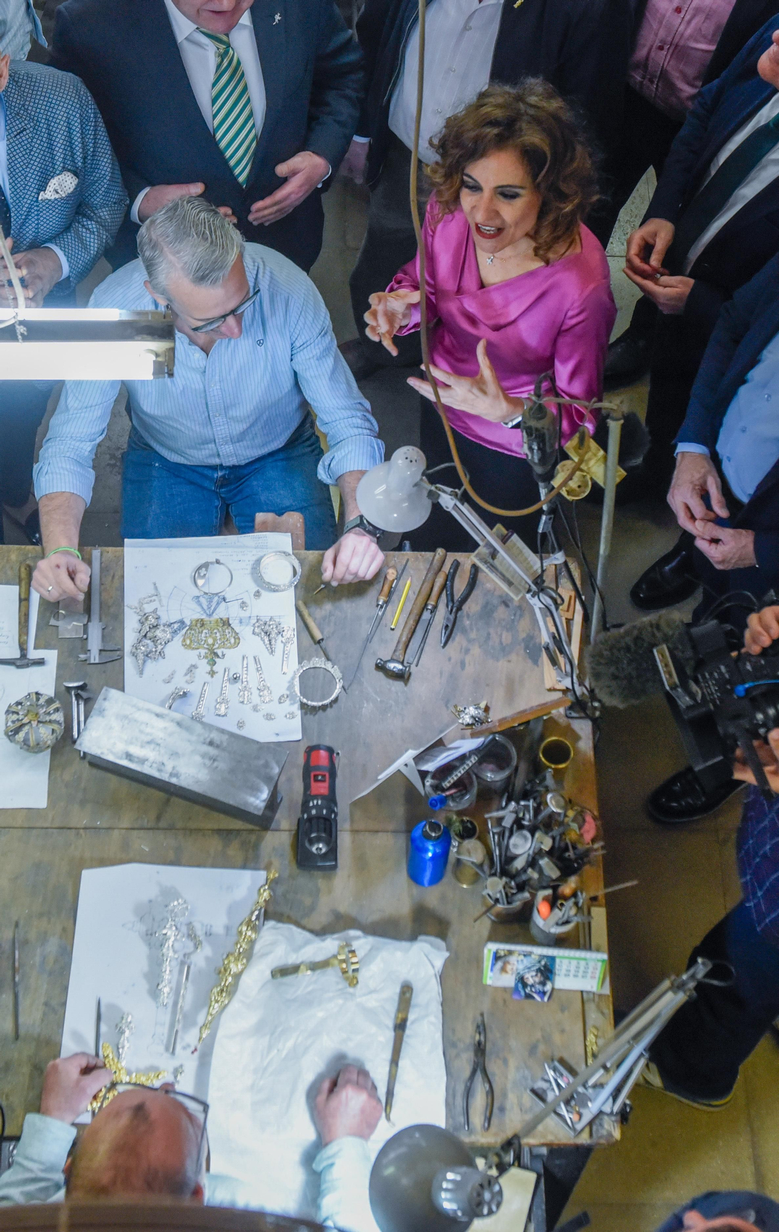 La visita de María Jesús Montero a uno de los talleres de la Asociación Gremial Sevillana de Arte Sacro