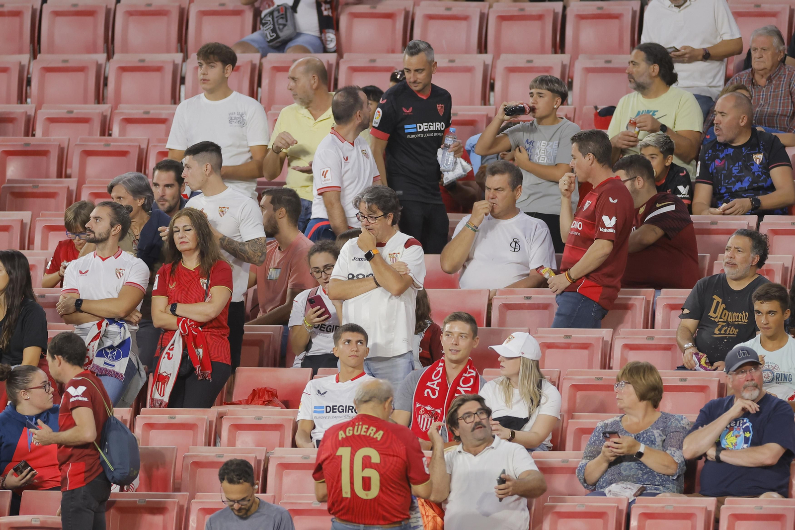 Búscate en las fotos del Sevilla-Lens