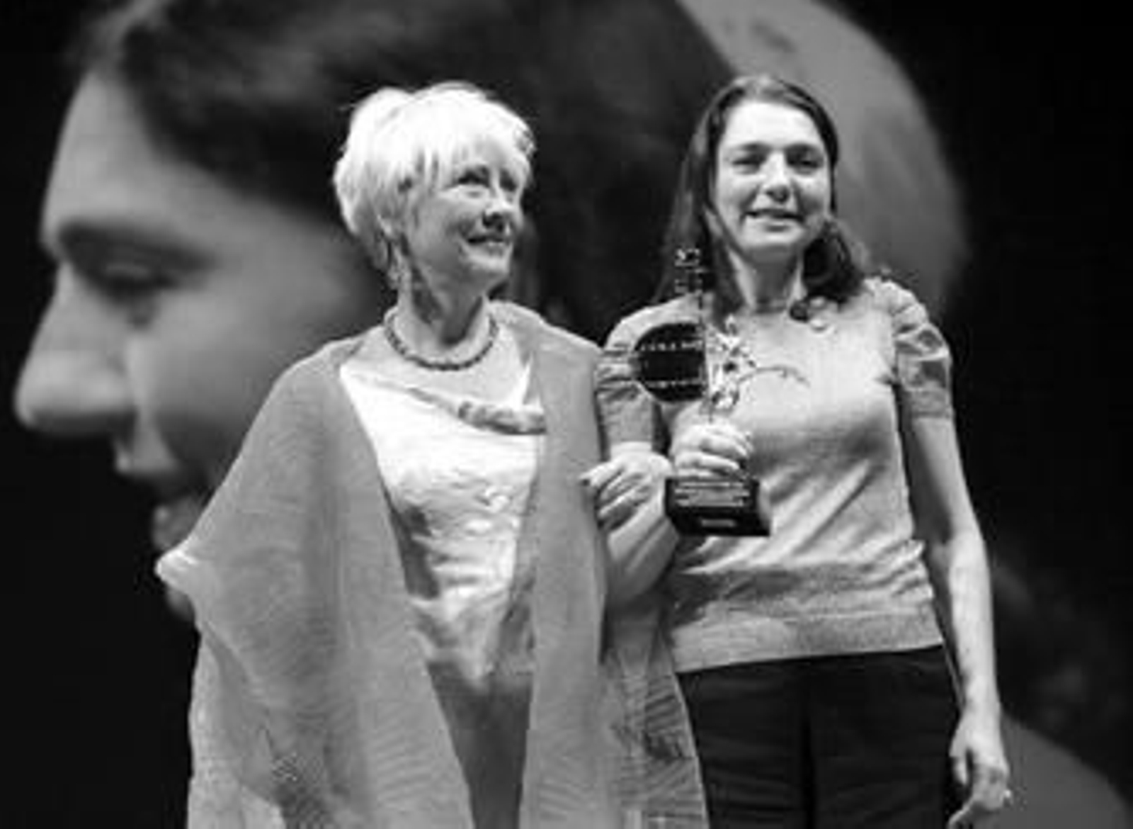 Vibeke Windelov, presidenta del jurado, entregó el Giraldillo de oro a la directora Solveig Anspanch, ayer en la clausura en el Lope de Vega.