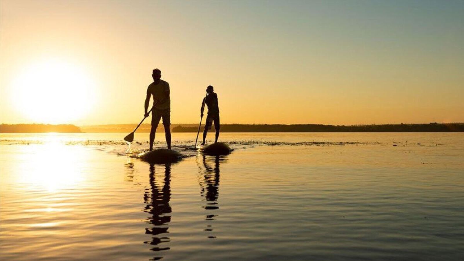 Personas haciendo padelsurf con My Holistic Holidays