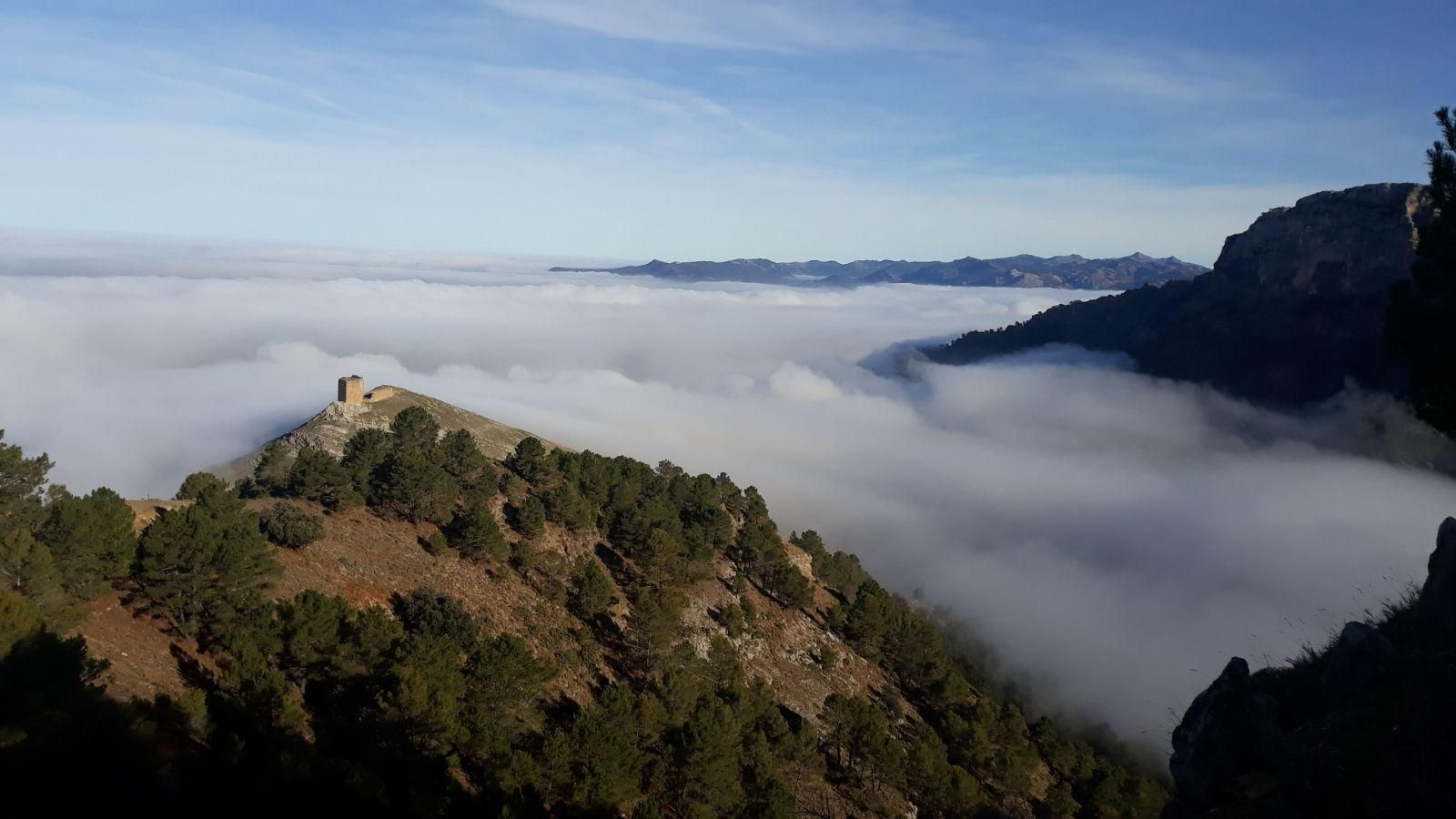 Un mar de nubes baña los cielos cazorleños en los días de otoño.