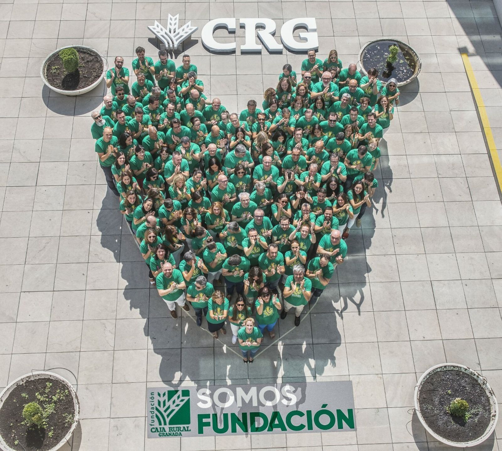 Cambiar el traje por una camiseta por solidaridad