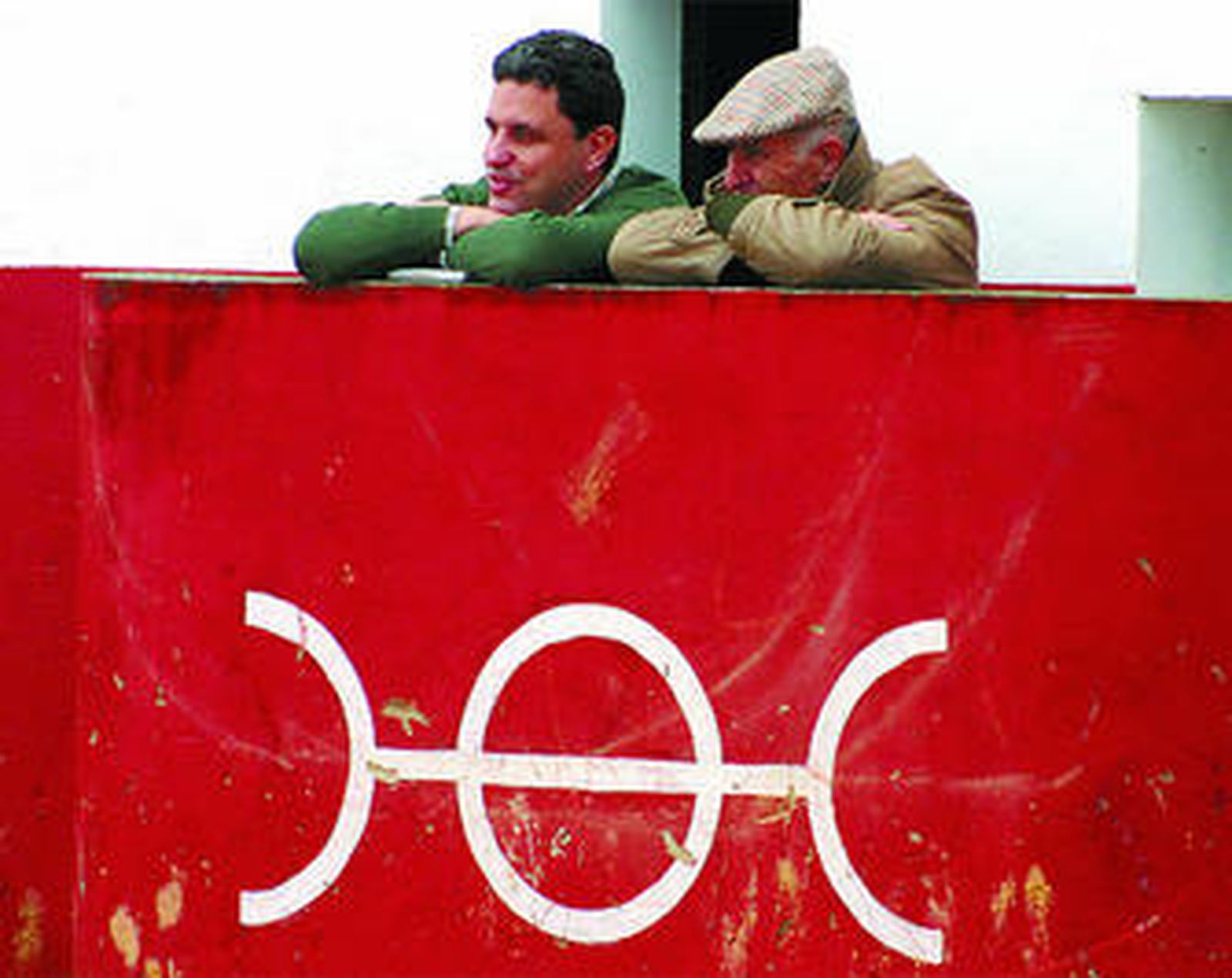 Emilio González Sanromán en el puente de mando de Osborne con una leyenda de la casa: Antonio González.