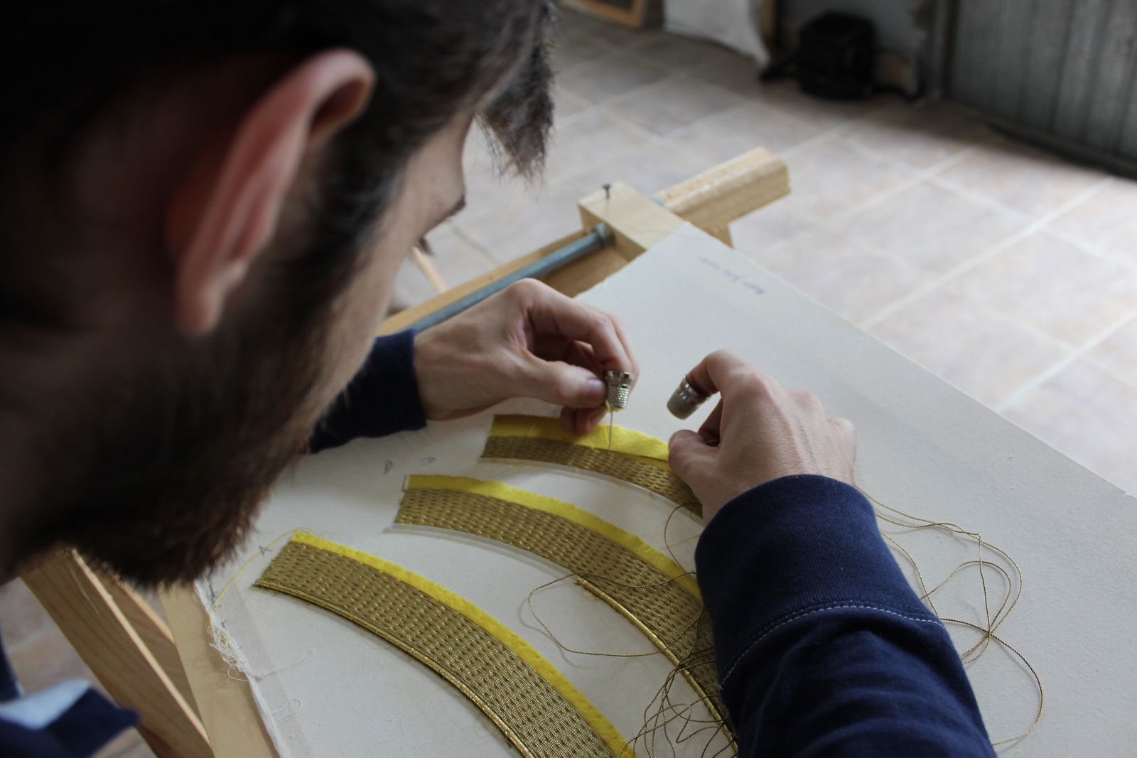 Elaboración de una pieza bordada en oro.