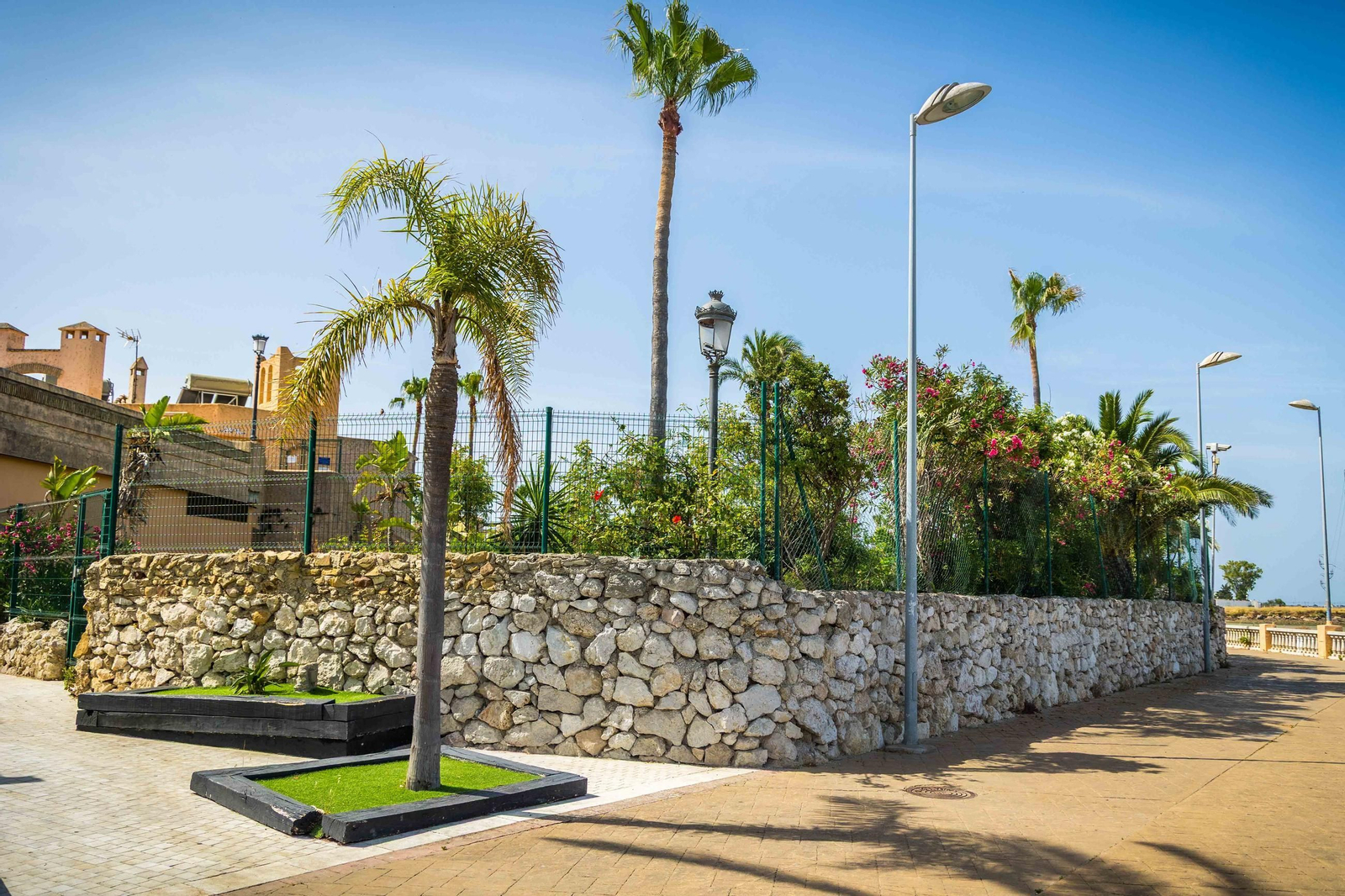 Zona en la que se levantará el nuevo mirador del paseo marítimo de Bahía Sur, que contará con un pub y con una terraza chill out, en San Fernando Zona en la que se levantará el nuevo mirador del paseo marítimo de Bahía Sur, que contará con un pub y con una terraza chill out, en San Fernando