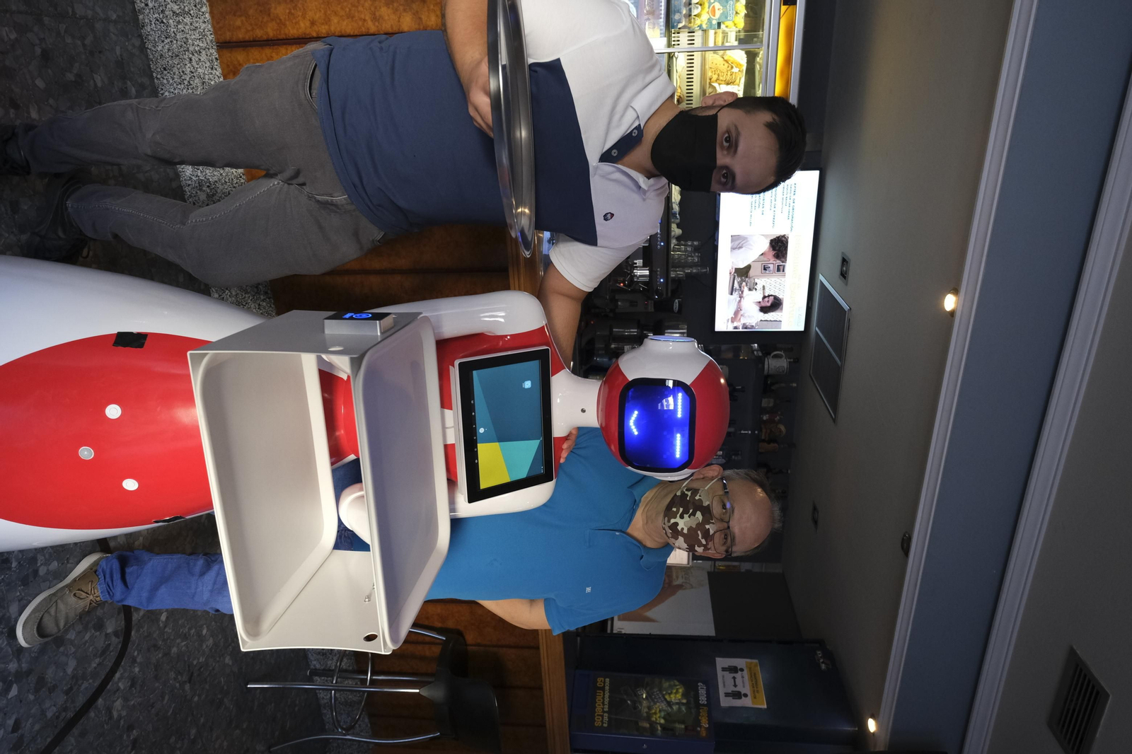 Fotogalería de Herbelita, la robot camarera de El Alquián.