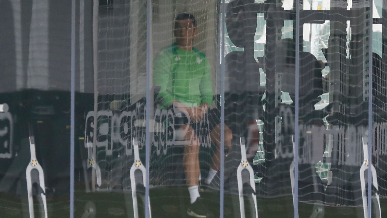 Guardado hace bicicleta en el gimnasio.