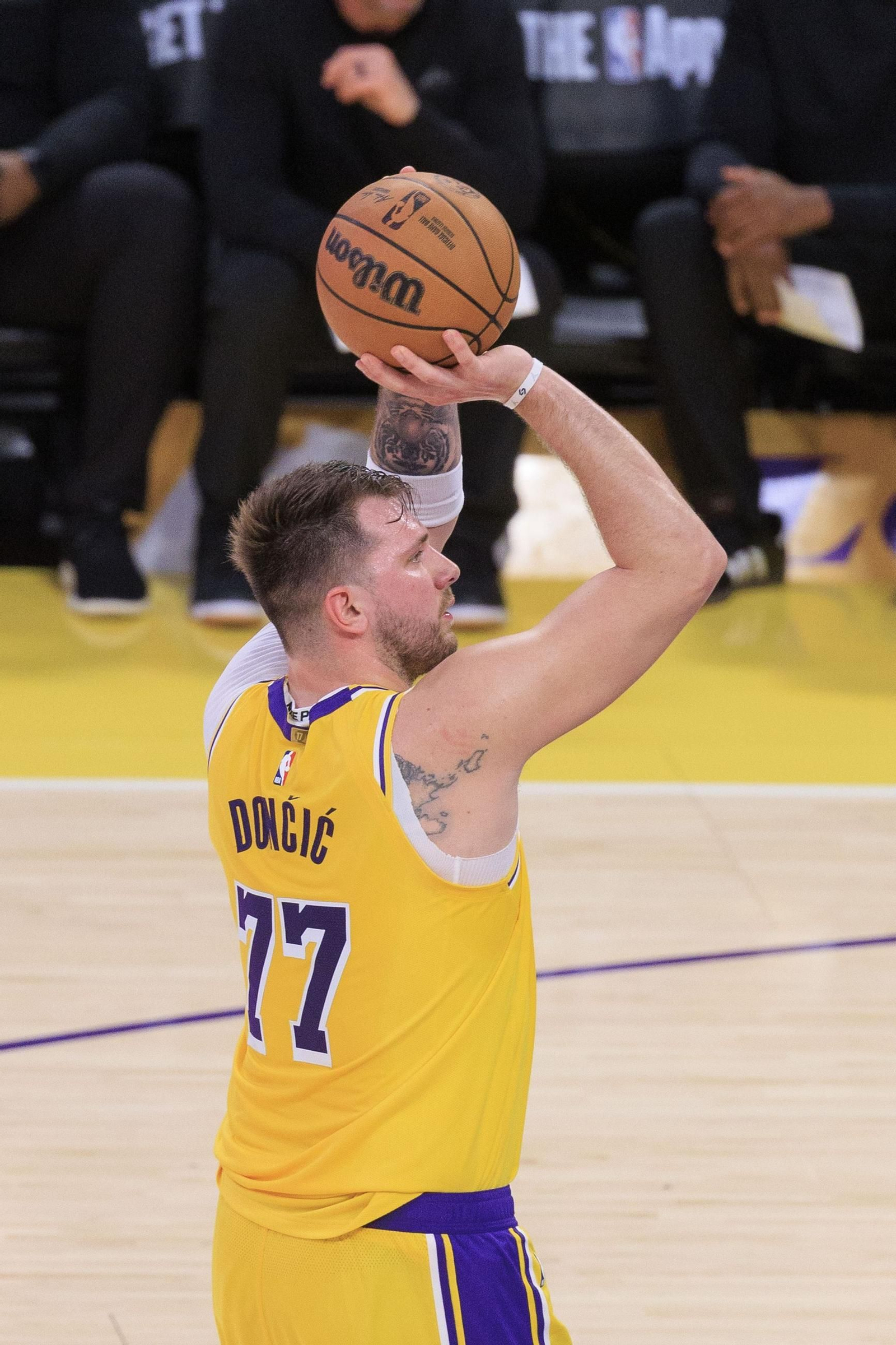 Las fotos del debut de Doncic con los Lakers