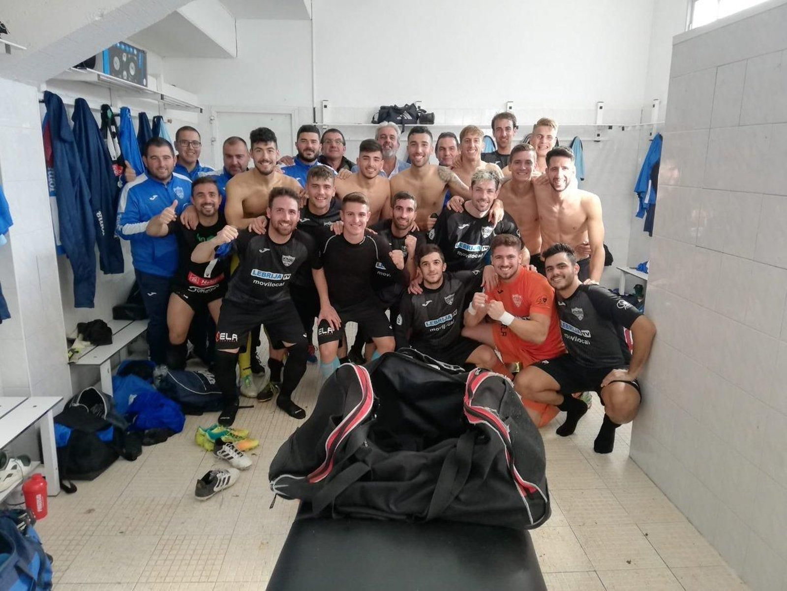 La plantilla de la Lebrijana celebra una de sus victorias fuera de casa.