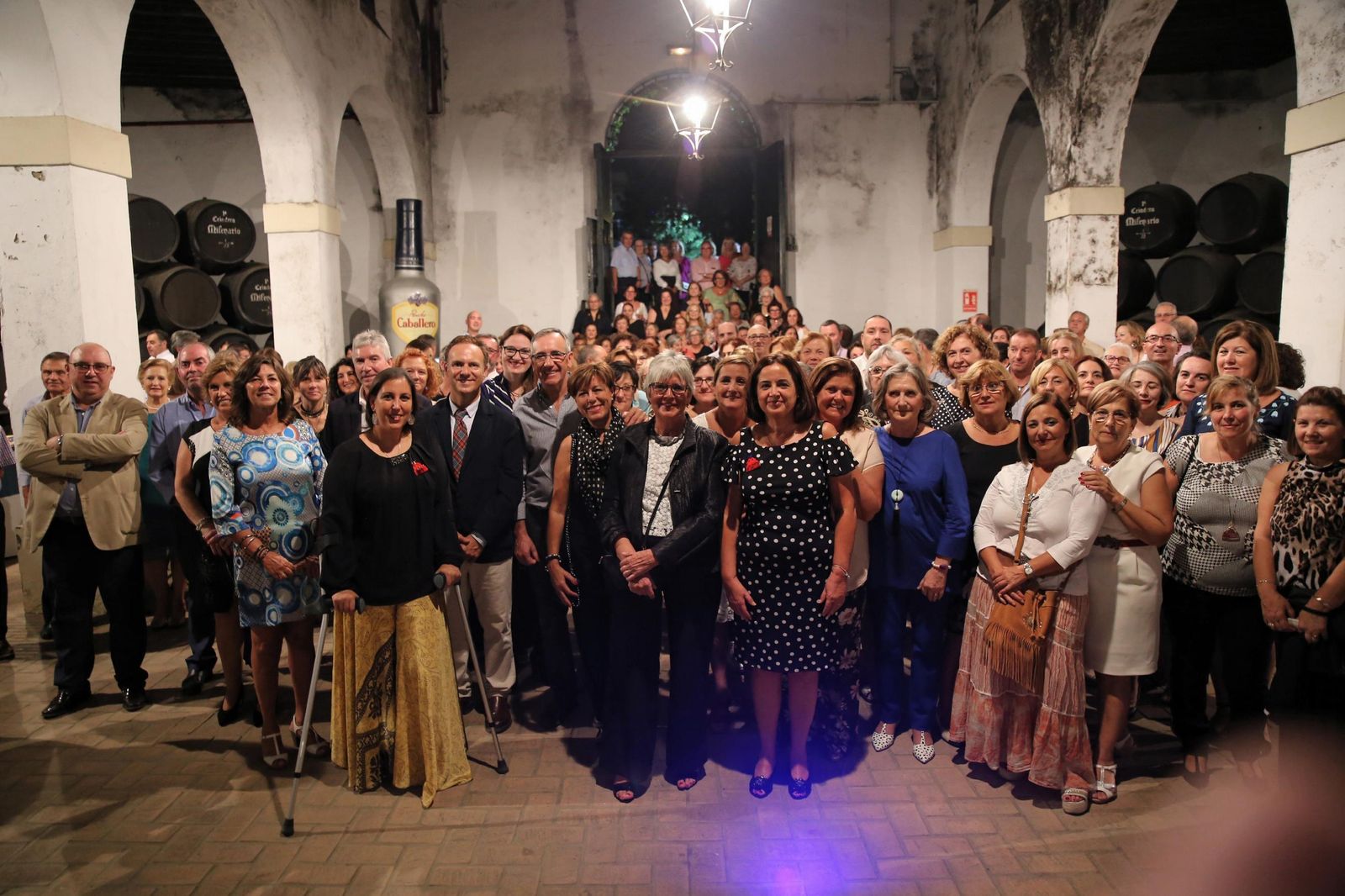 Foto de familia de los asistentes a la cena de entrega de premios, celebrada en la bodega Milenario, de Caballero.