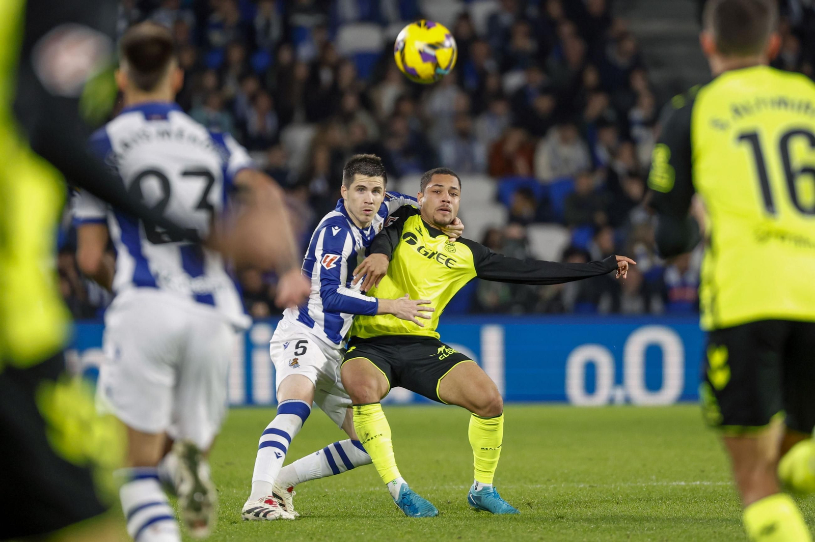 Zubeldia se cuelga de Vitor Roque para impedir que controle el balón.