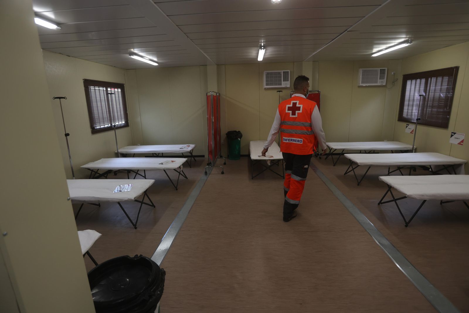 Un enfermero en el interior de la sede del dispositivo central en la Avenida Alfredo Kraus.