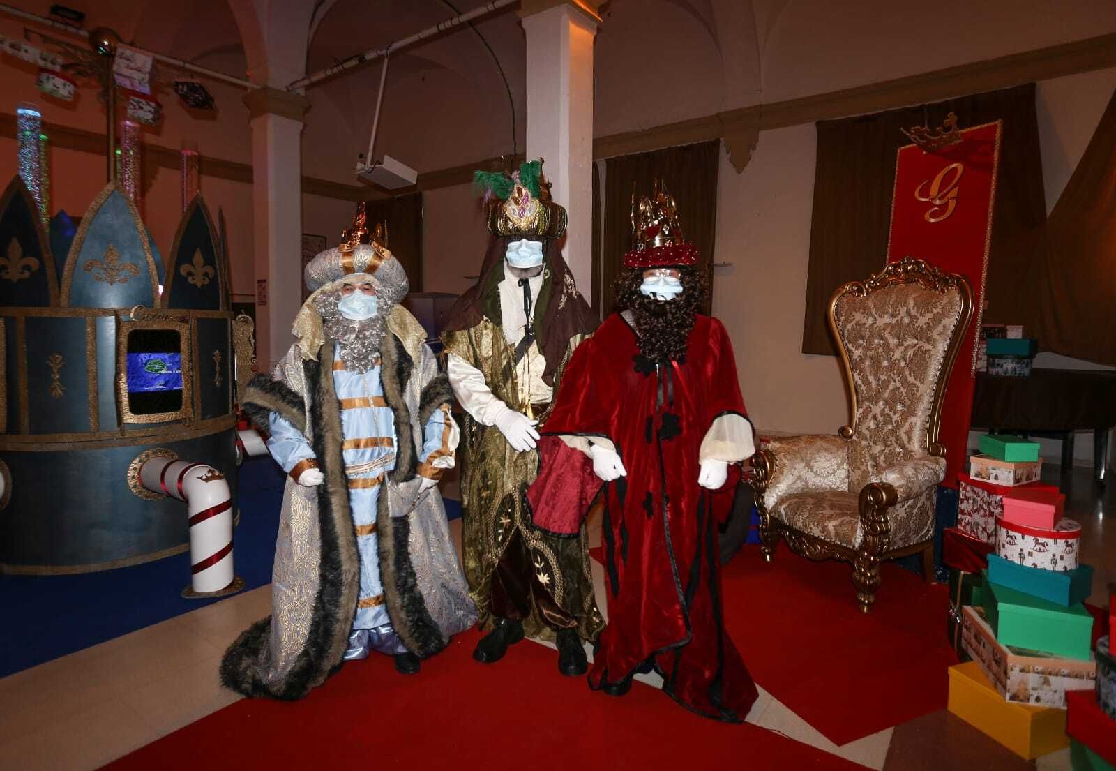 Los Reyes Magos, en la Escuela de San José, donde reciben la visita de los niños desde la semana pasada.
