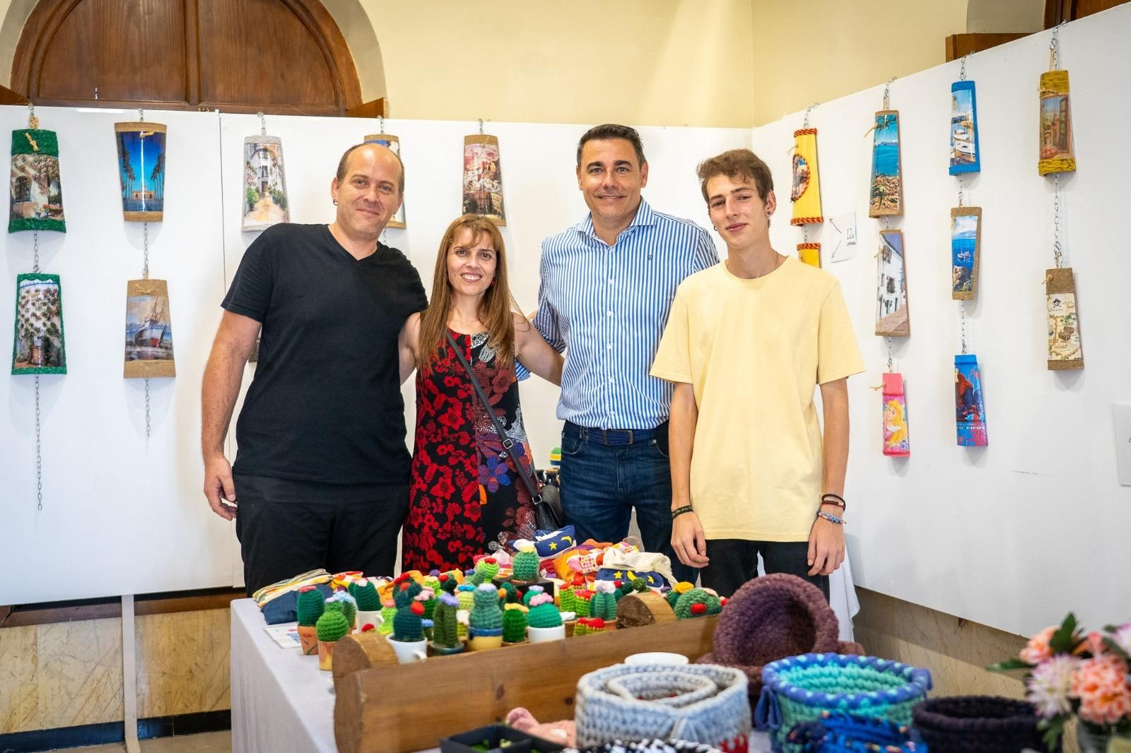 Daniel Salcedo y Mariquina Ramos visitando la exposición.