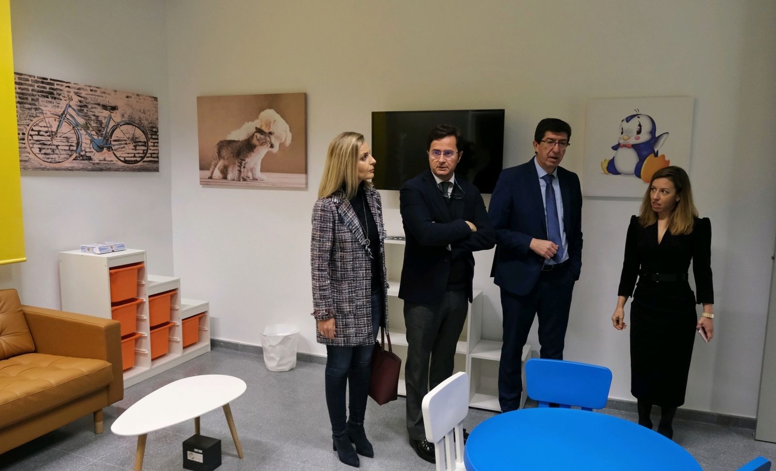 El vicepresidente de la Junta y el resto de autoridades en la nueva sala Gesell de los juzgados de El Ejido.