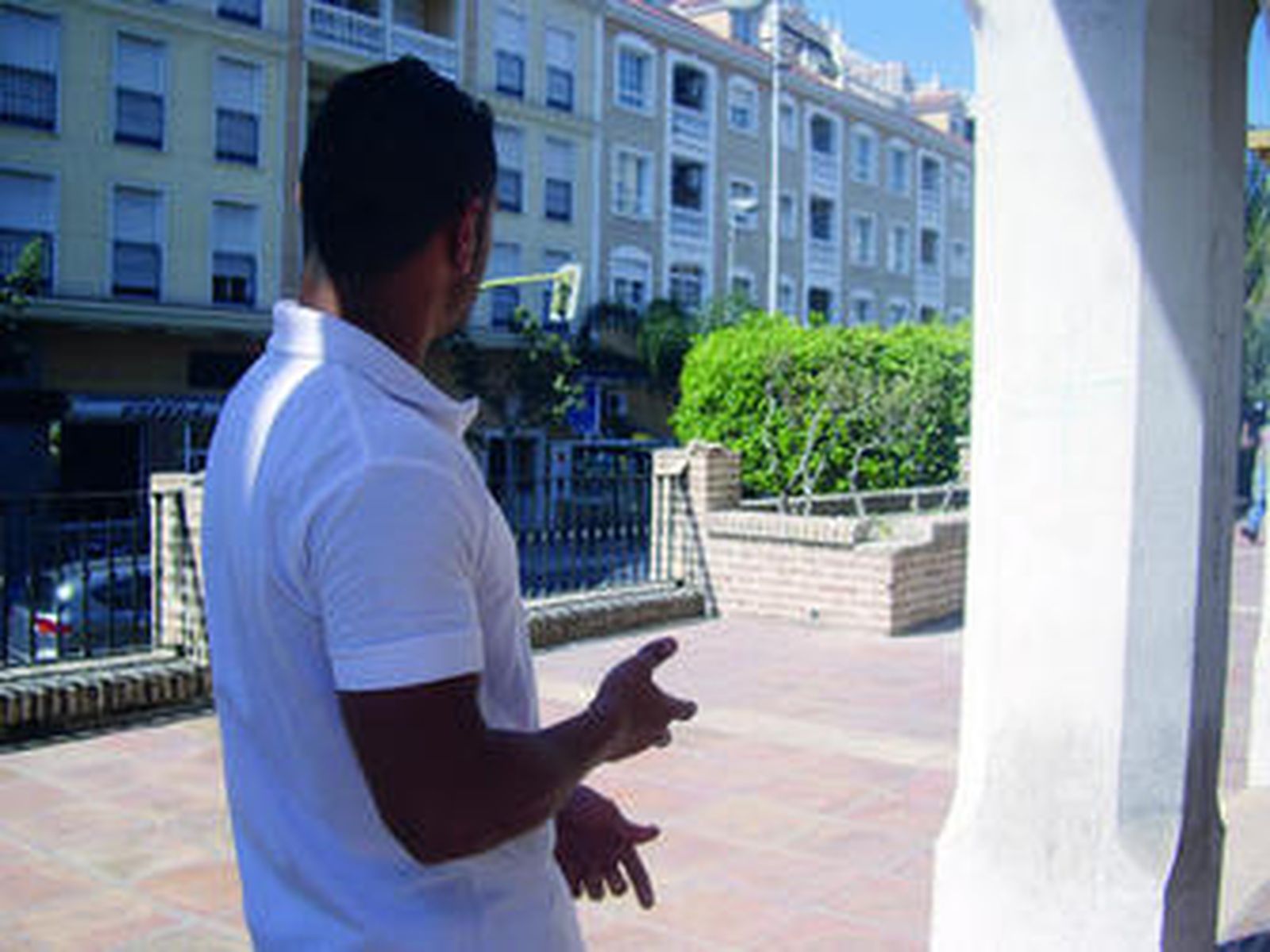 Un amigo de los jóvenes que resultaron heridos el lunes en la plaza donde se produjo el tiroteo.