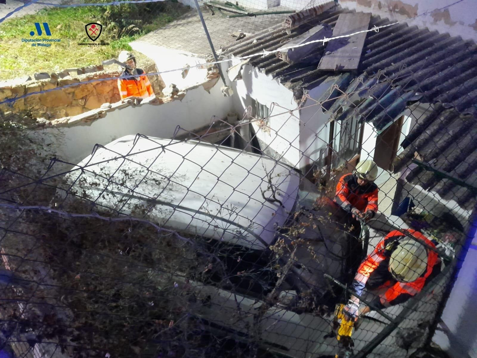 El vehículo tras sufrir el accidente en Casarabonela. El vehículo tras sufrir el accidente en Casarabonela.
