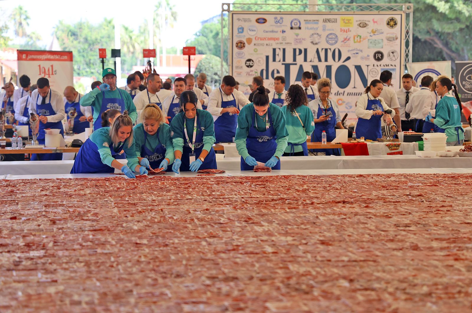 Huelva consigue el récord Guinness con el plato de jamón más grande del mundo, en imágenes