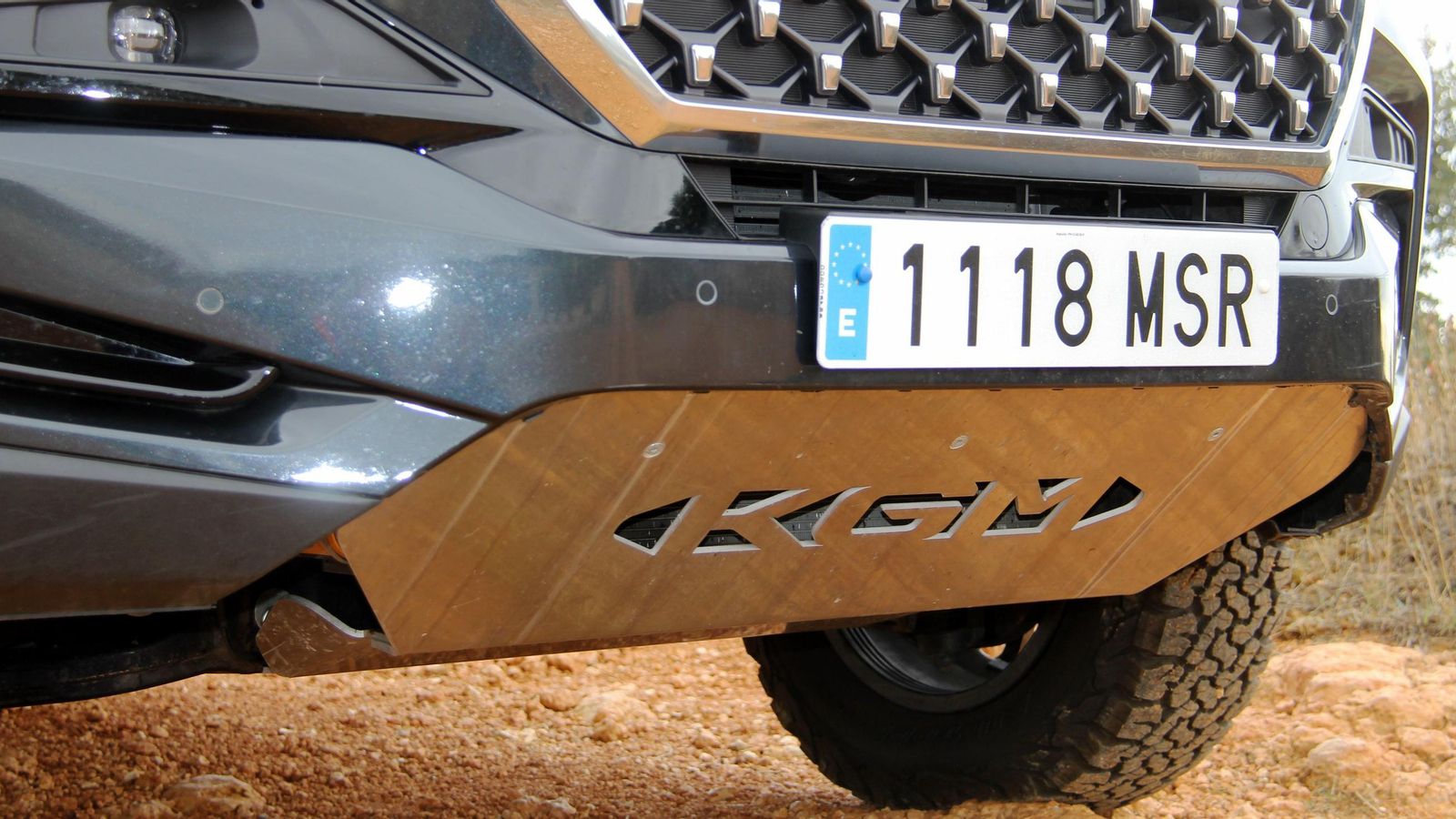 El cubrecárter de duraluminio de 8 mm es el elemento básico de todas las mejoras de estos KGM.