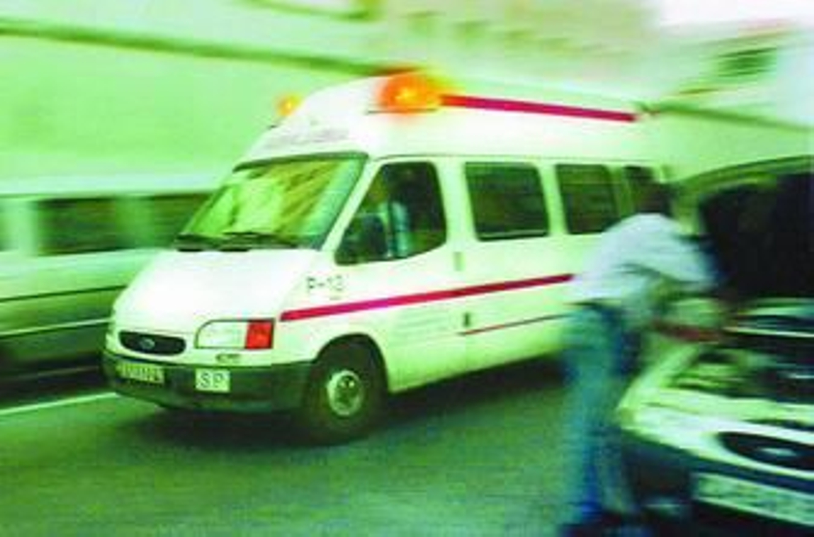 Una ambulancia por las calles de la capital.