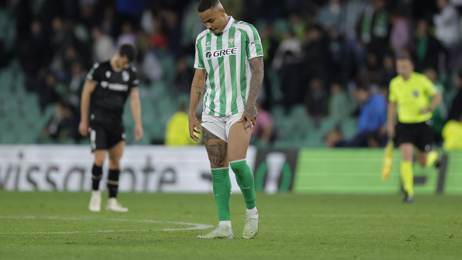 Natan, cabizbajo al final del encuentro ante los portugueses.