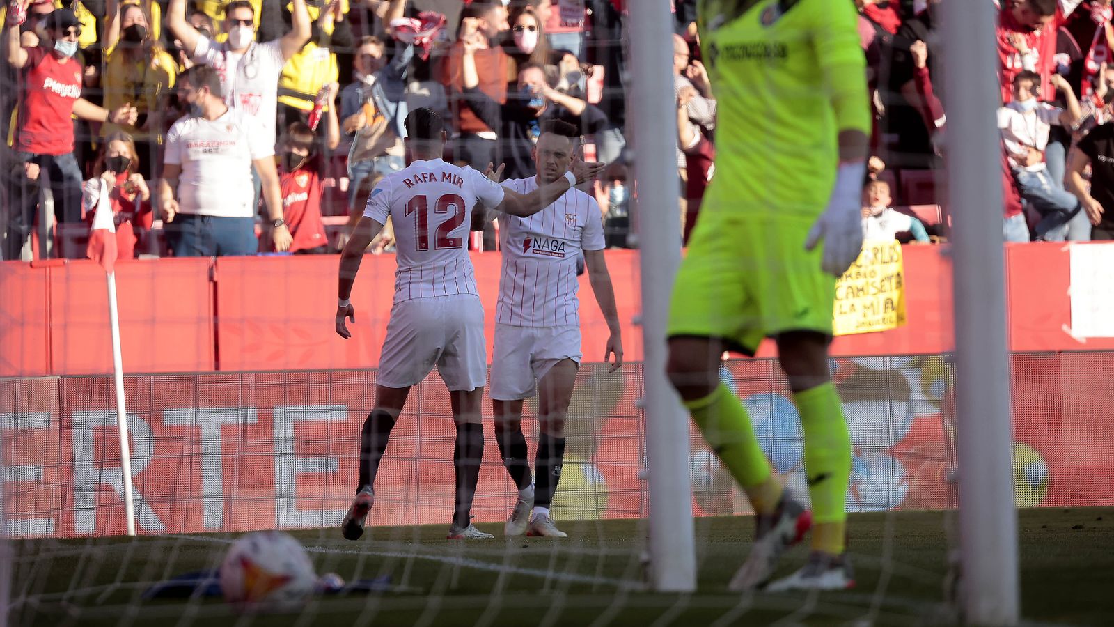 Rafa Mir festeja su excelente gol con Ocampos.
