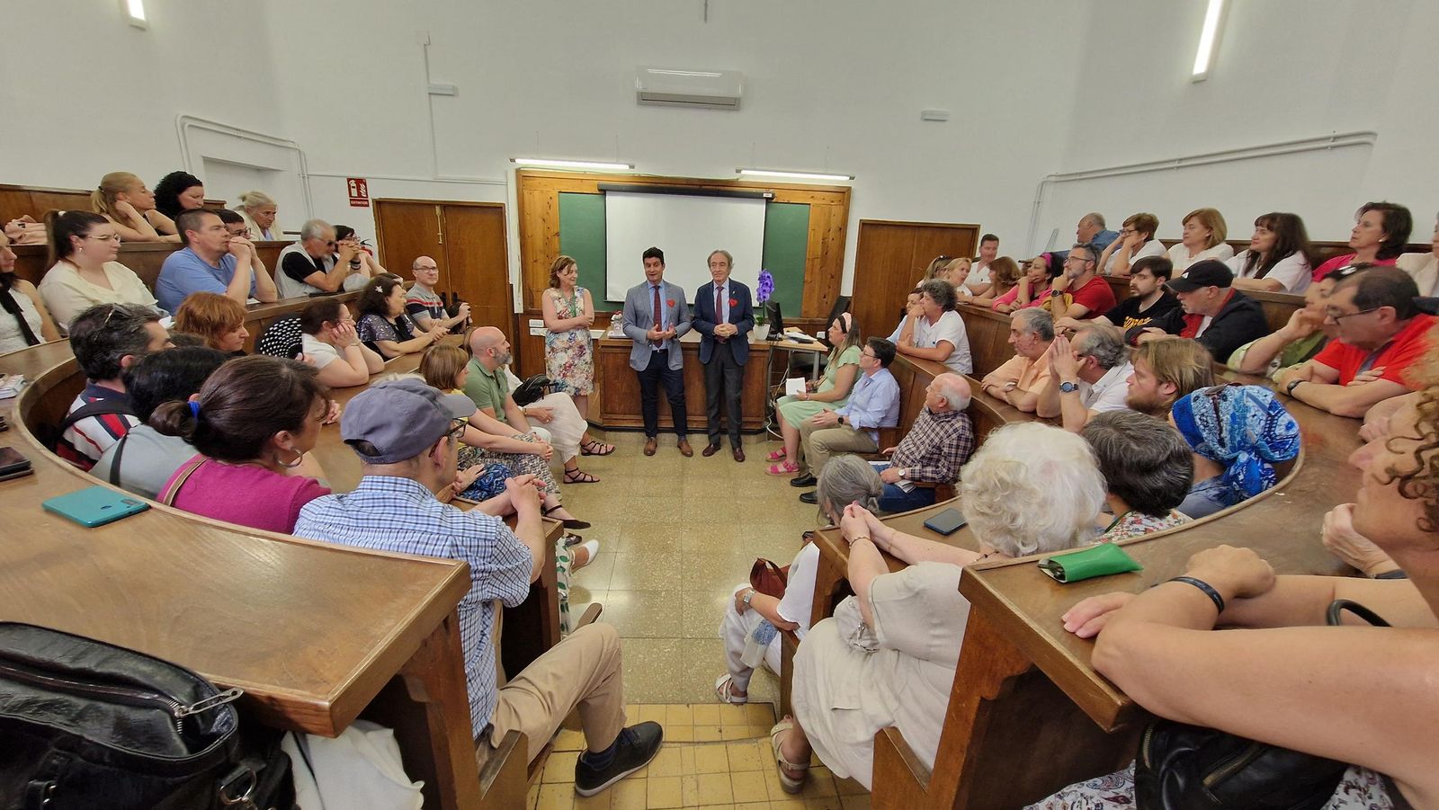 Durante los actos se celebró una mesa redonda.