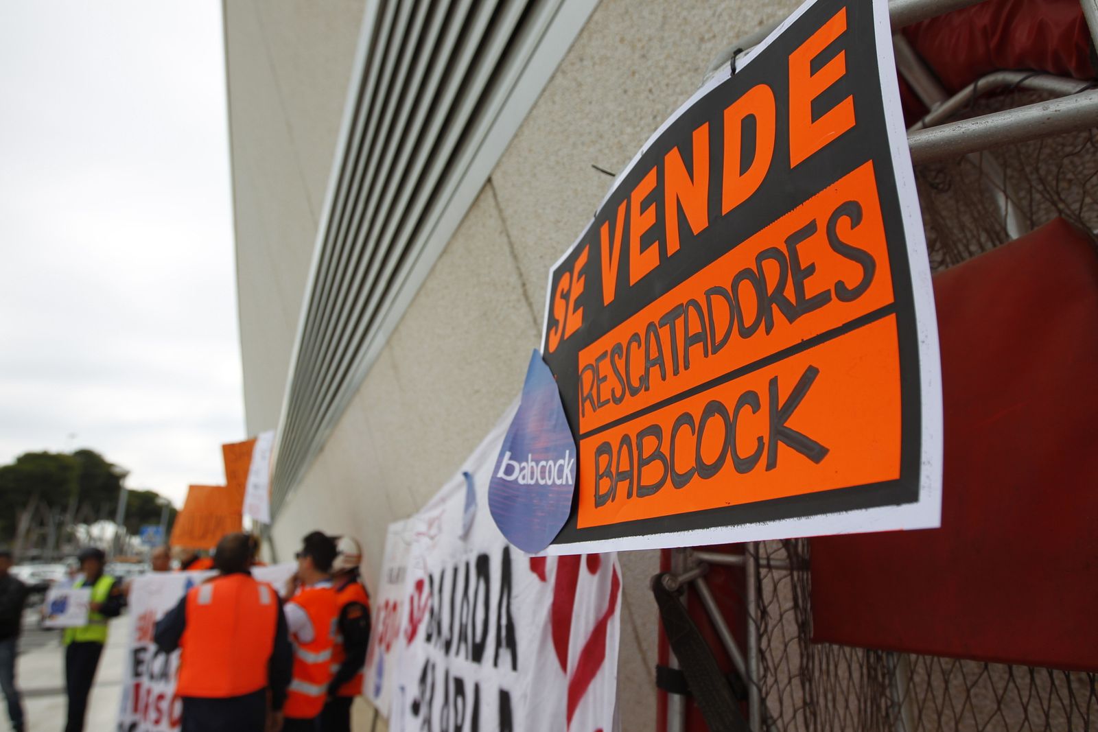 Fotogalería protesta equipo aéreo Salvamento Marítimo en Almería