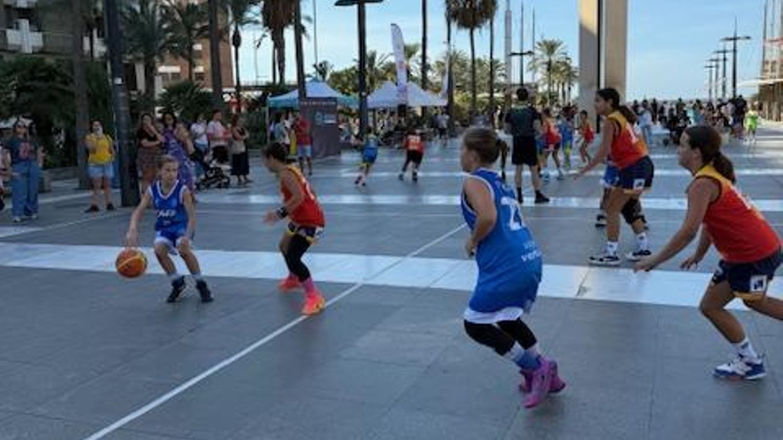 Un grupo de jugadoras disputan un partido durante la competición de baloncesto 3x3 que está teniendo lugar en la Plaza de las Velas.