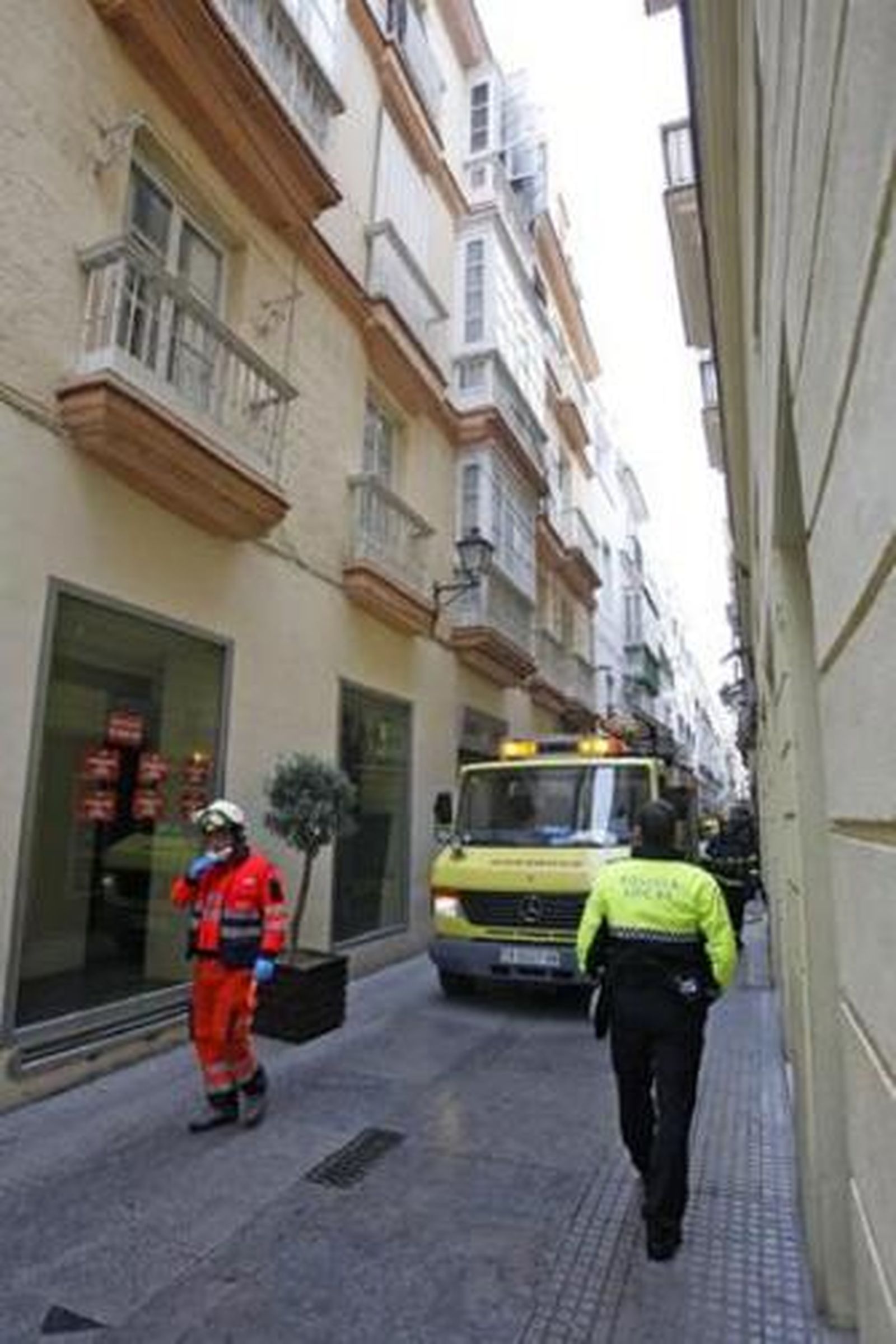 Uno de los vehículos de Bomberos que pudo llegar a la calle Columela el lunes tras sortear varios obstáculos.