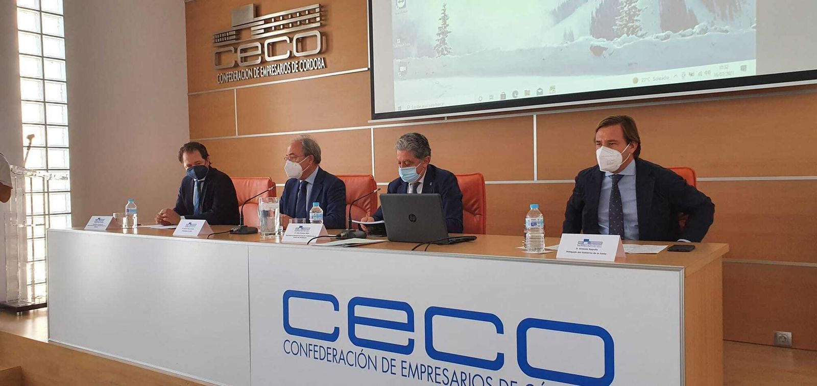 Un momento de la constitución de la comisión.