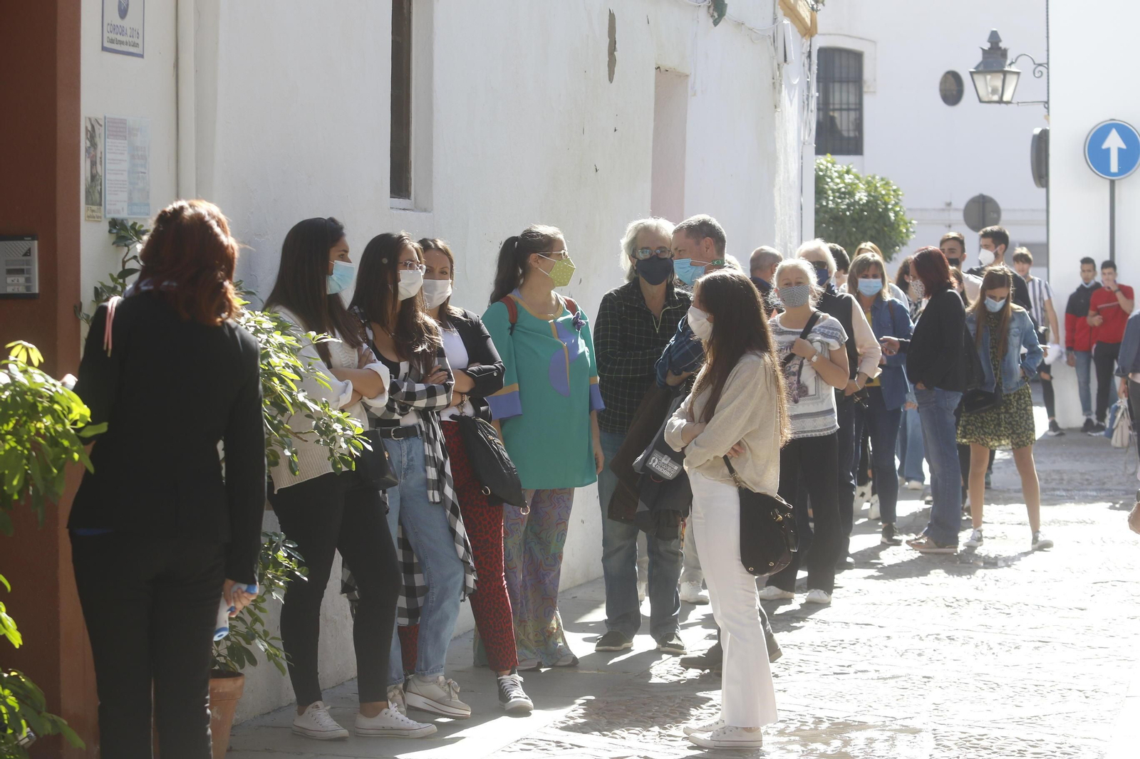 Cola para entrar al patio de Martín de Roa, 2.