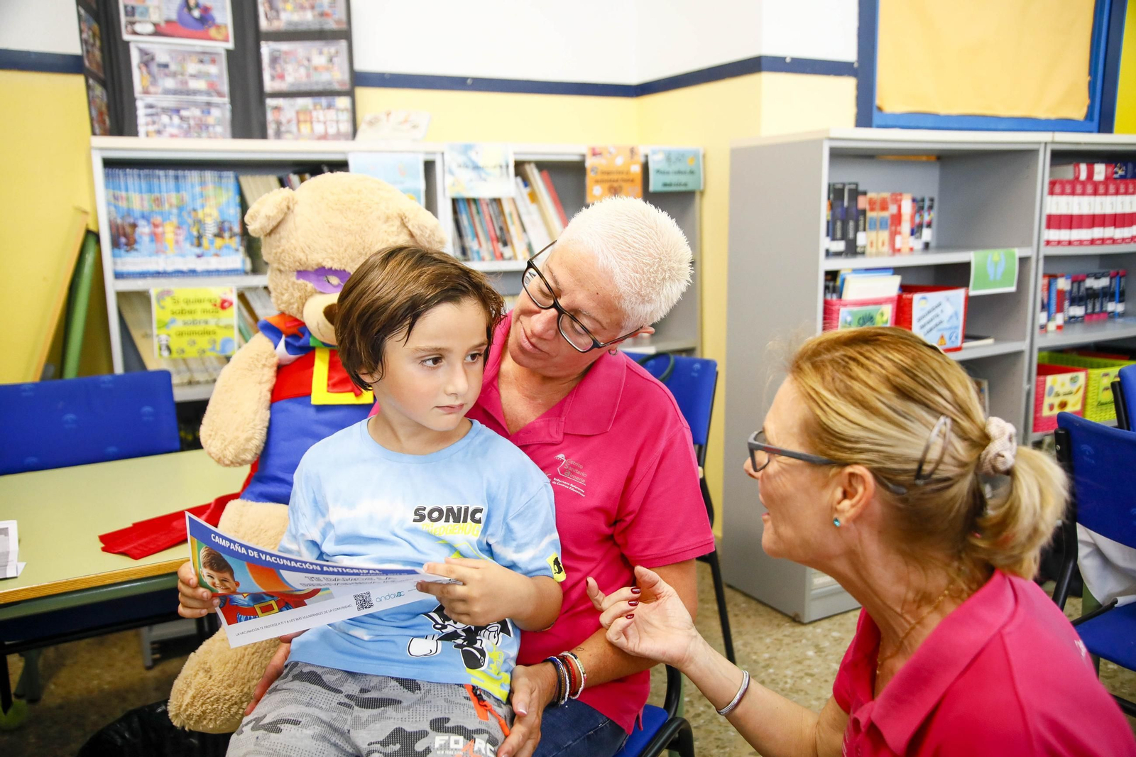 Las imágenes de la campaña de vacunación antigripal a los niños en el CEIP Adela Díaz de Almería