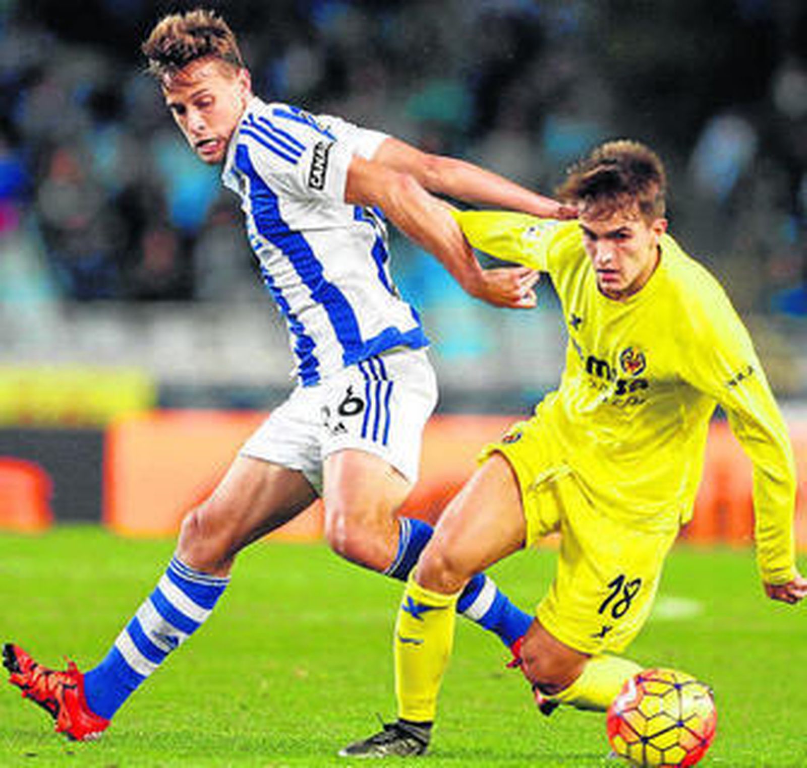 Denis Suárez se zafa de la presión de Canales.