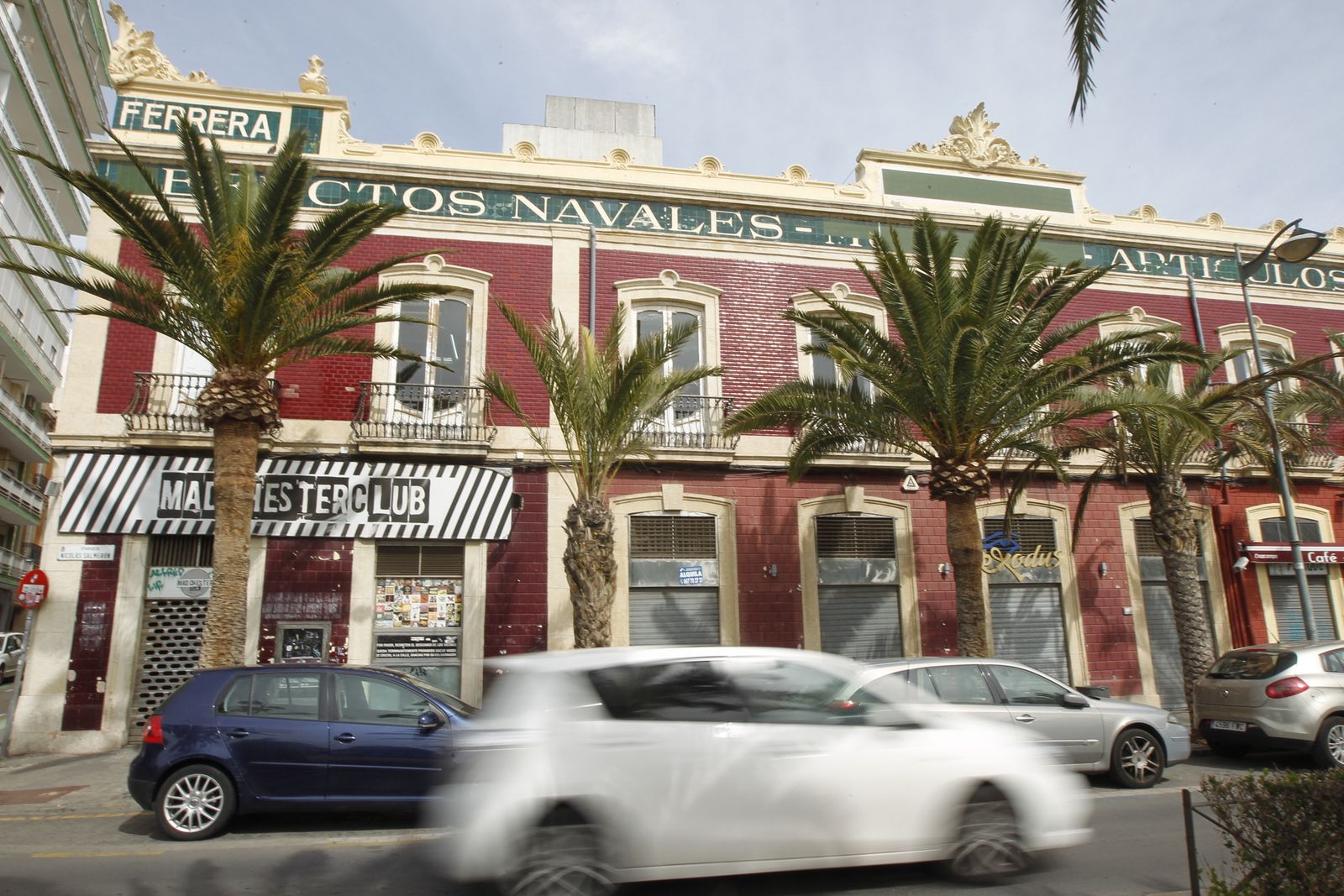 La reapertura de una discoteca altera la fachada protegida de Casa Ferrera