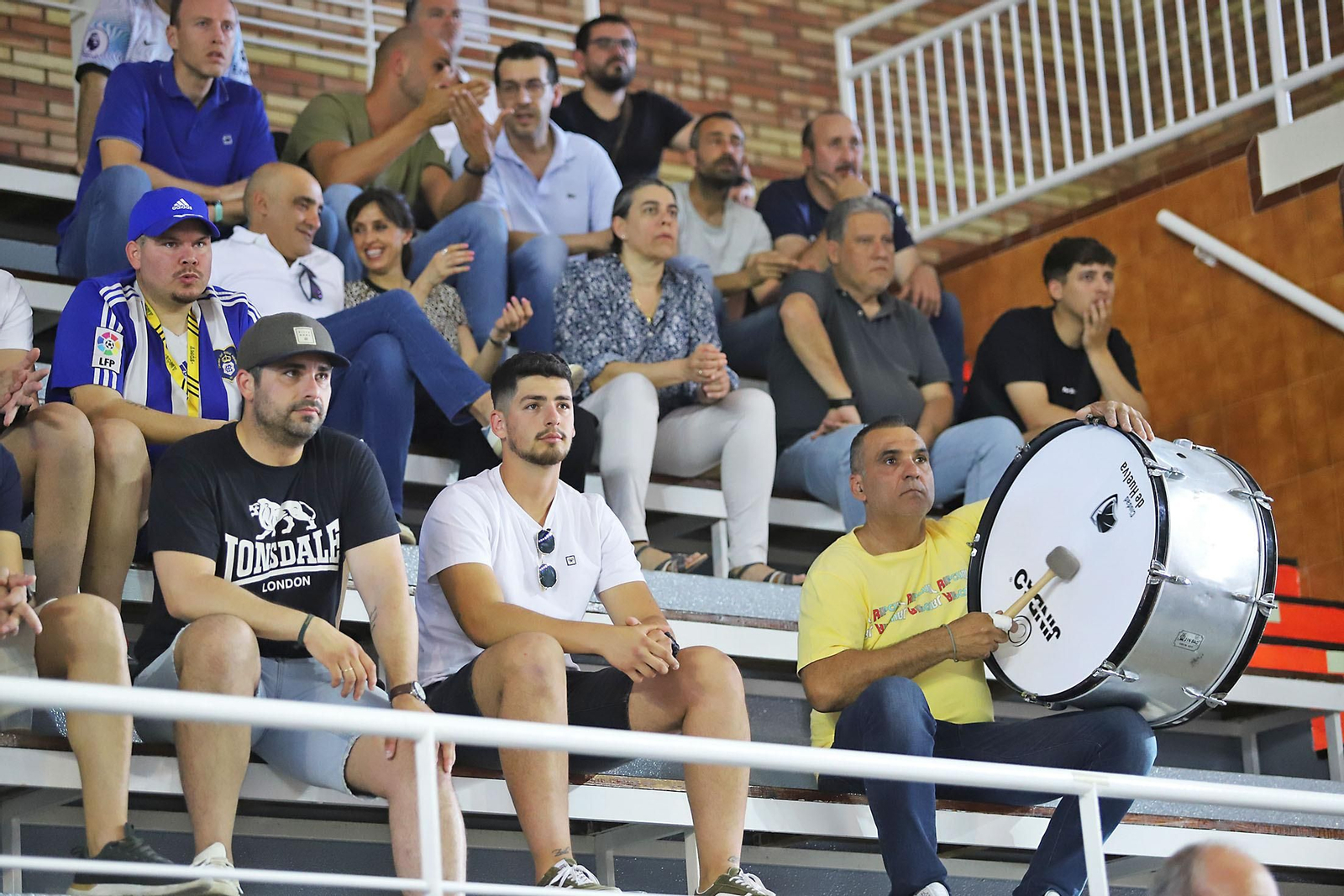 Ambiente en el Andrés Estrada en el encuentro Pajarraco CB Santfeliueng vs Ciudad de Huelva.