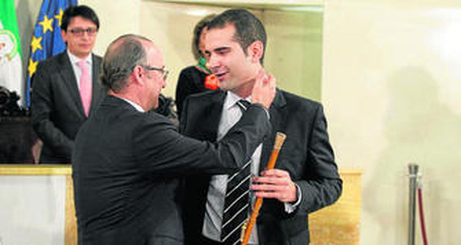 Luis Rogelio Rodríguez-Comendador cede su cargo y el bastón de mando al hasta ahora portavoz del equipo de gobierno, Ramón Fernández-Pacheco.