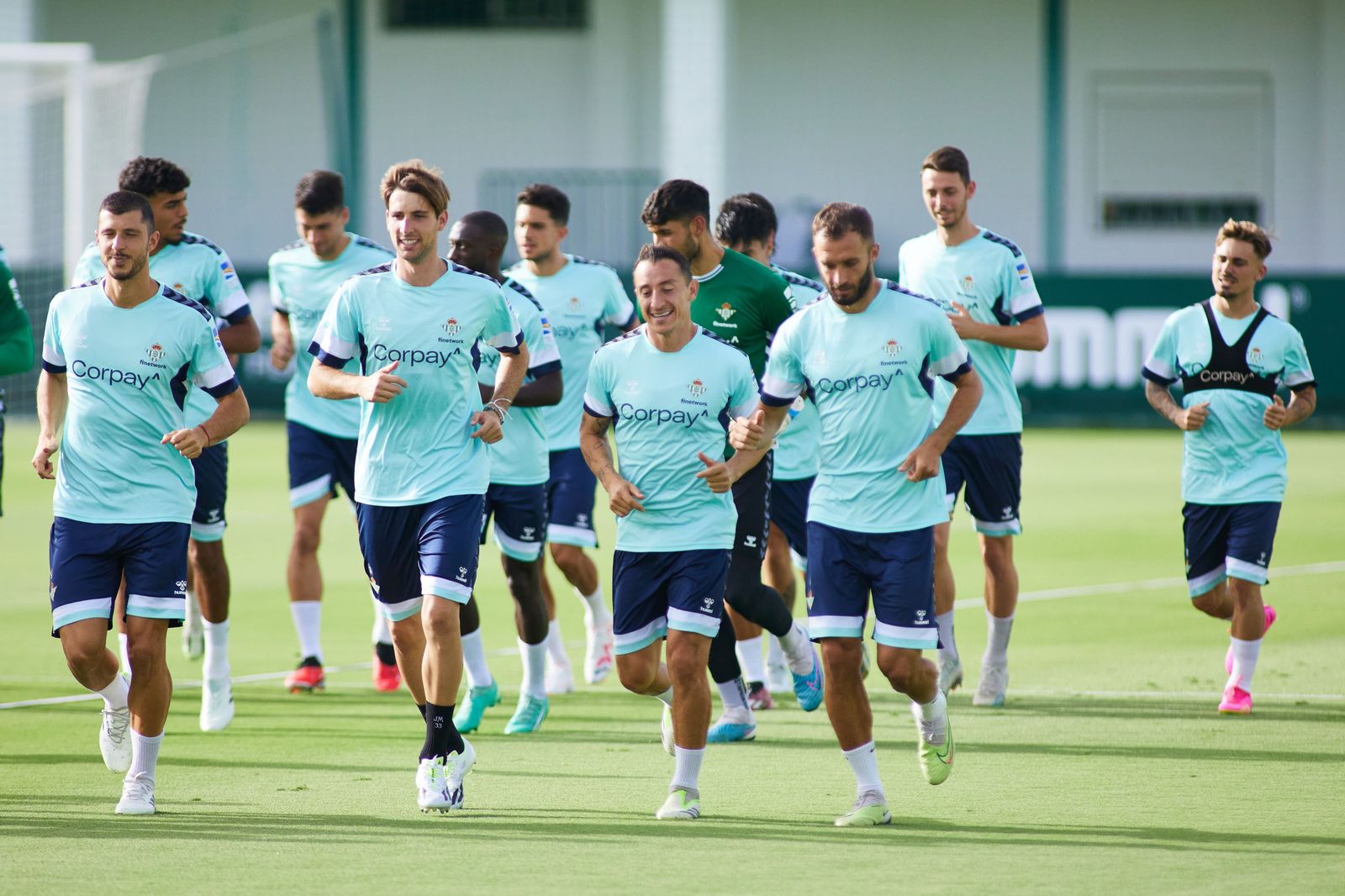 Pezzella se ejercita en la ciudad deportiva junto a sus compañeros en una imagen de archivo.