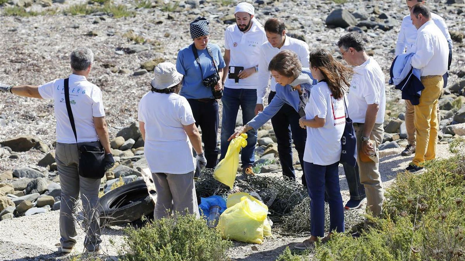 La Reina Emérita limpiando residuos de una playa en Menorca el verano de 2018.