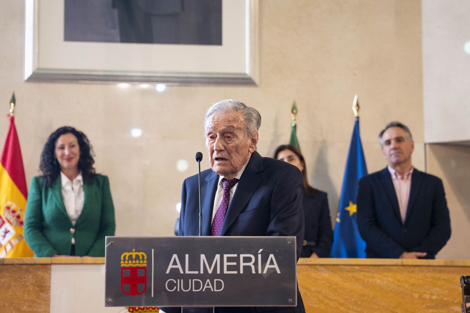 La galería del Escudo de Oro de la Ciudad de Almería a Juan Rigaud
