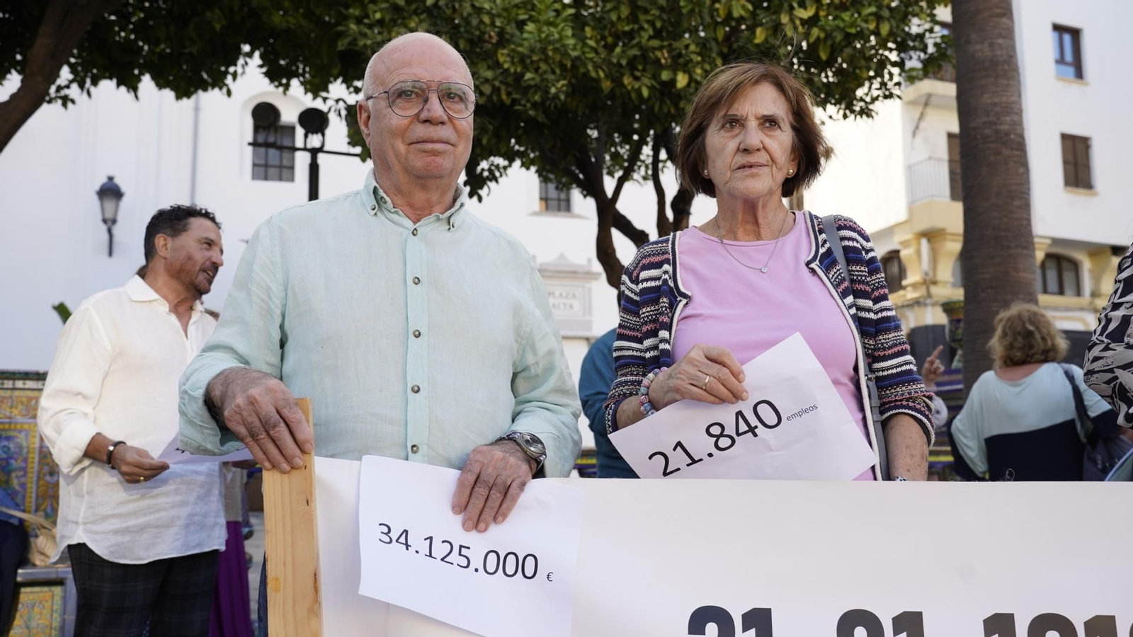 Fotos de la manifestación de la plataforma "Un siglo sin tren" en la plaza alta de Algeciras.