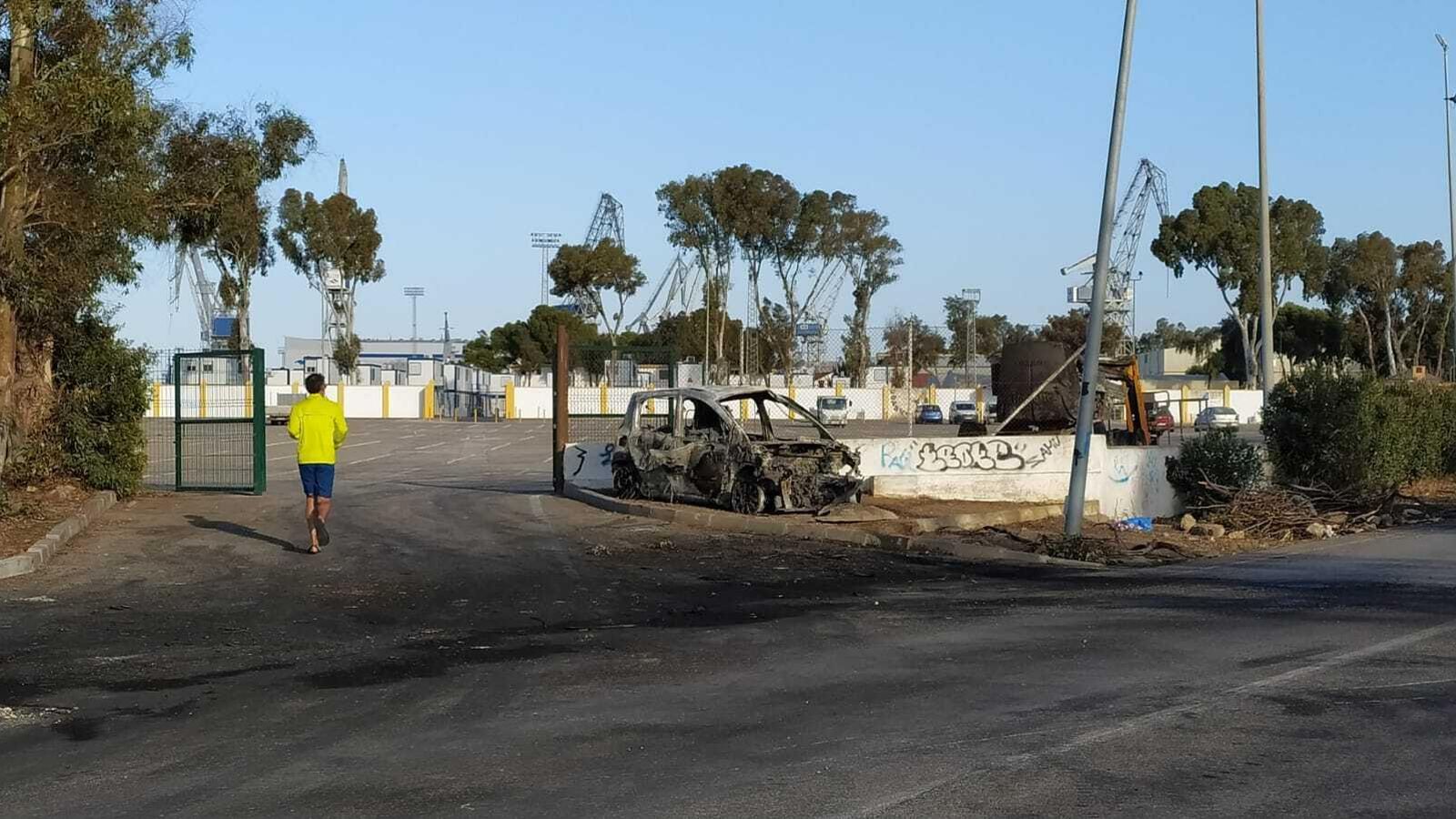 Restos de uno de los vehículos calcinados ayer en La Carraca.