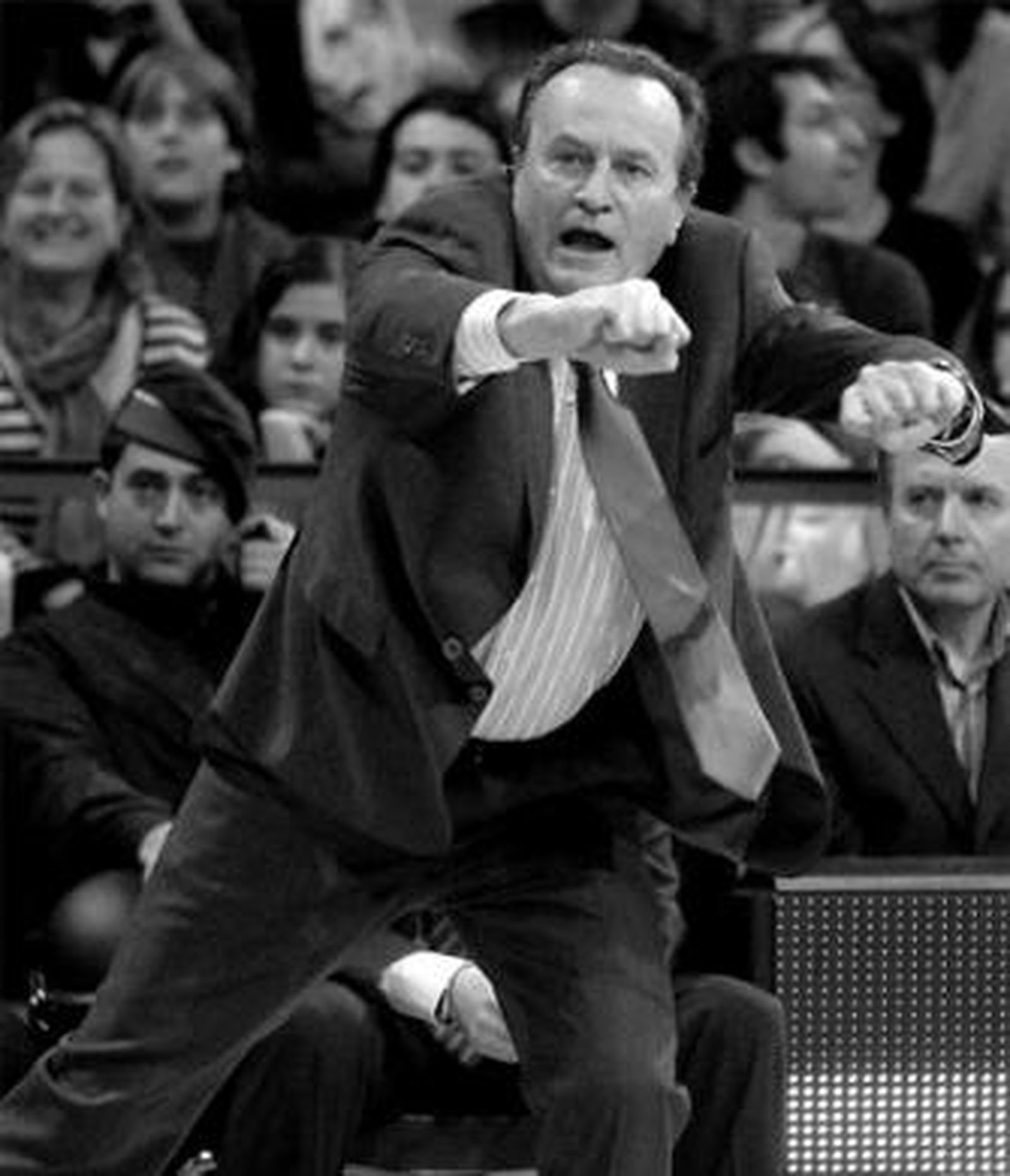 Aíto García Reneses protesta enérgicamente una decisión arbitral.