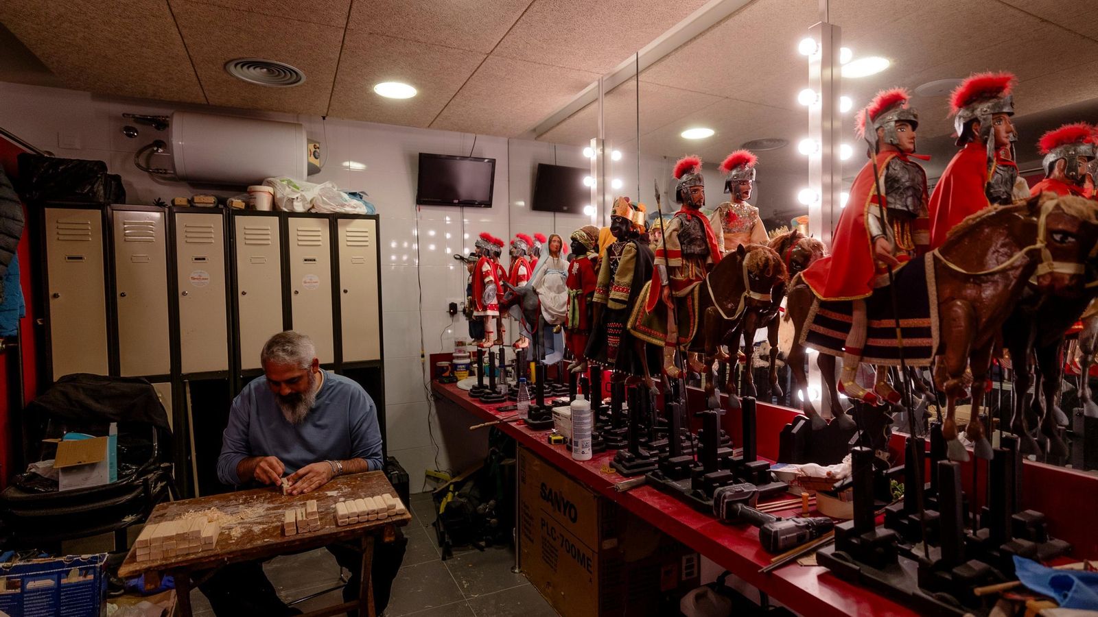 José María Hoyo, restaurador de los títeres de la compañía.