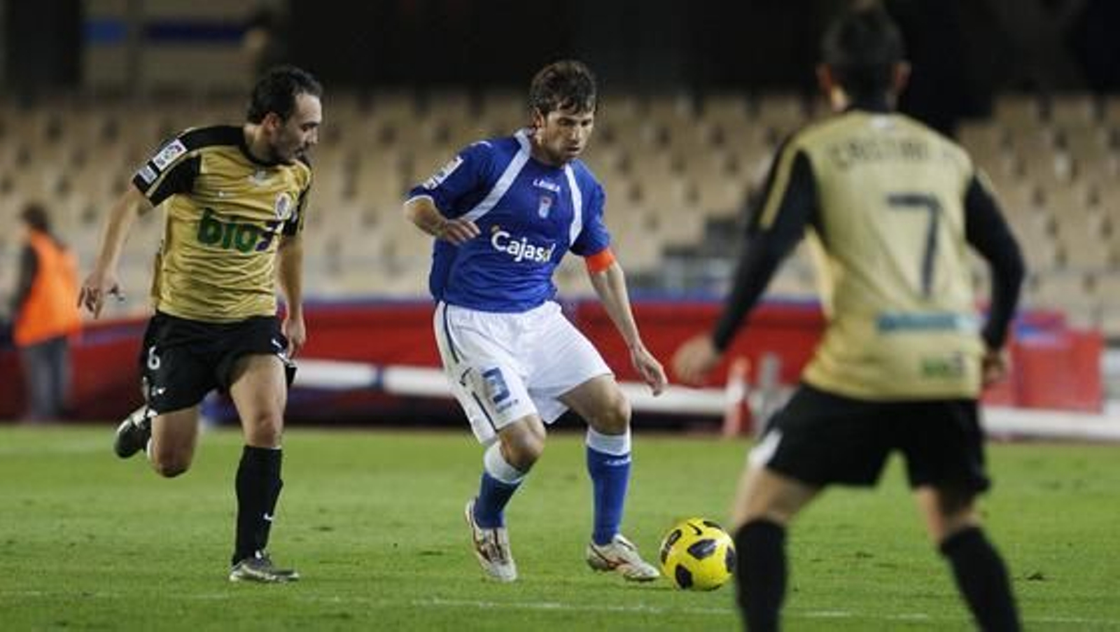 El capitán Mendoza conduce el balón.

Foto: Juan Carlos Toro